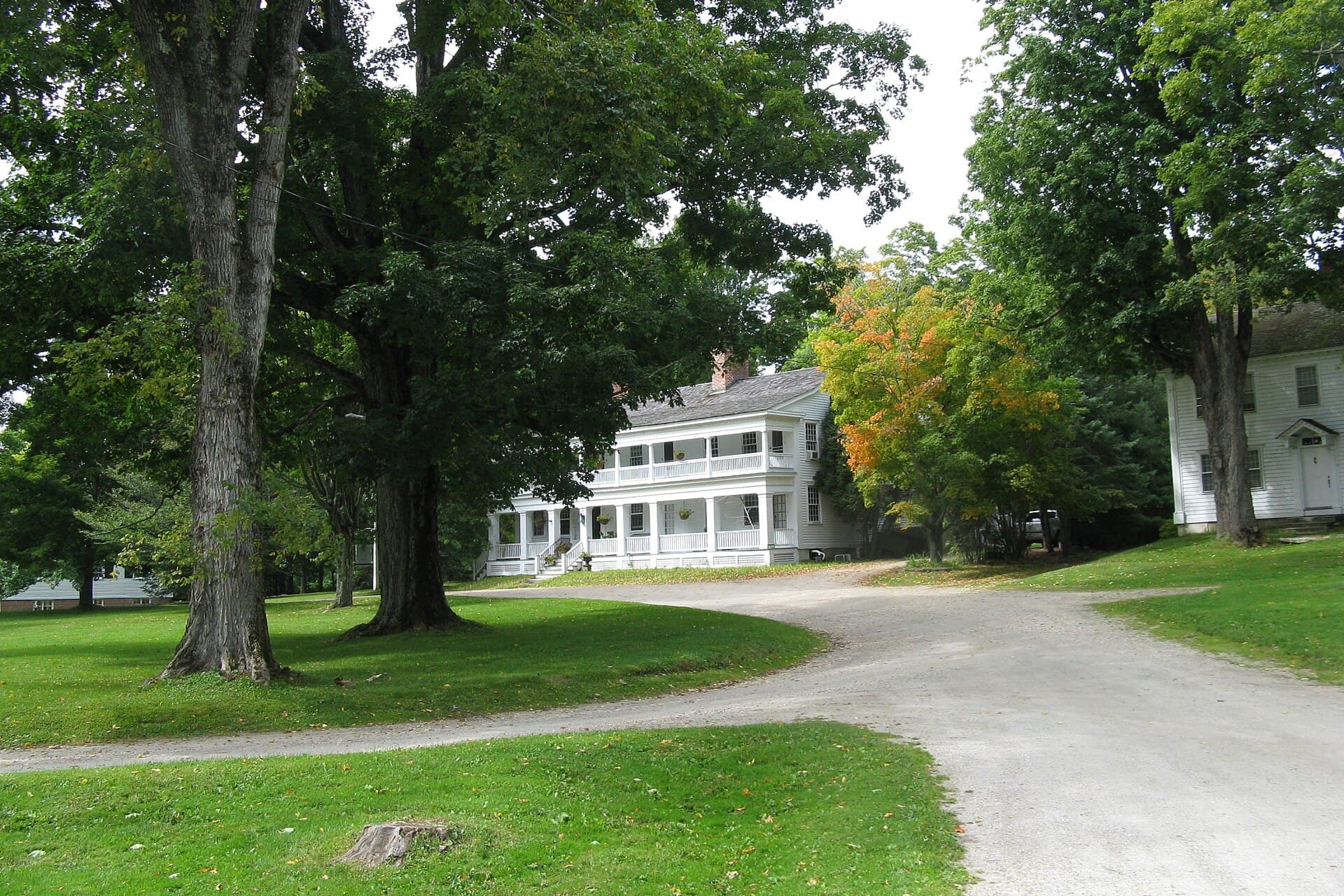 The Old Inn On The Green (via Wikimedia Commons, CC BY 3.0)