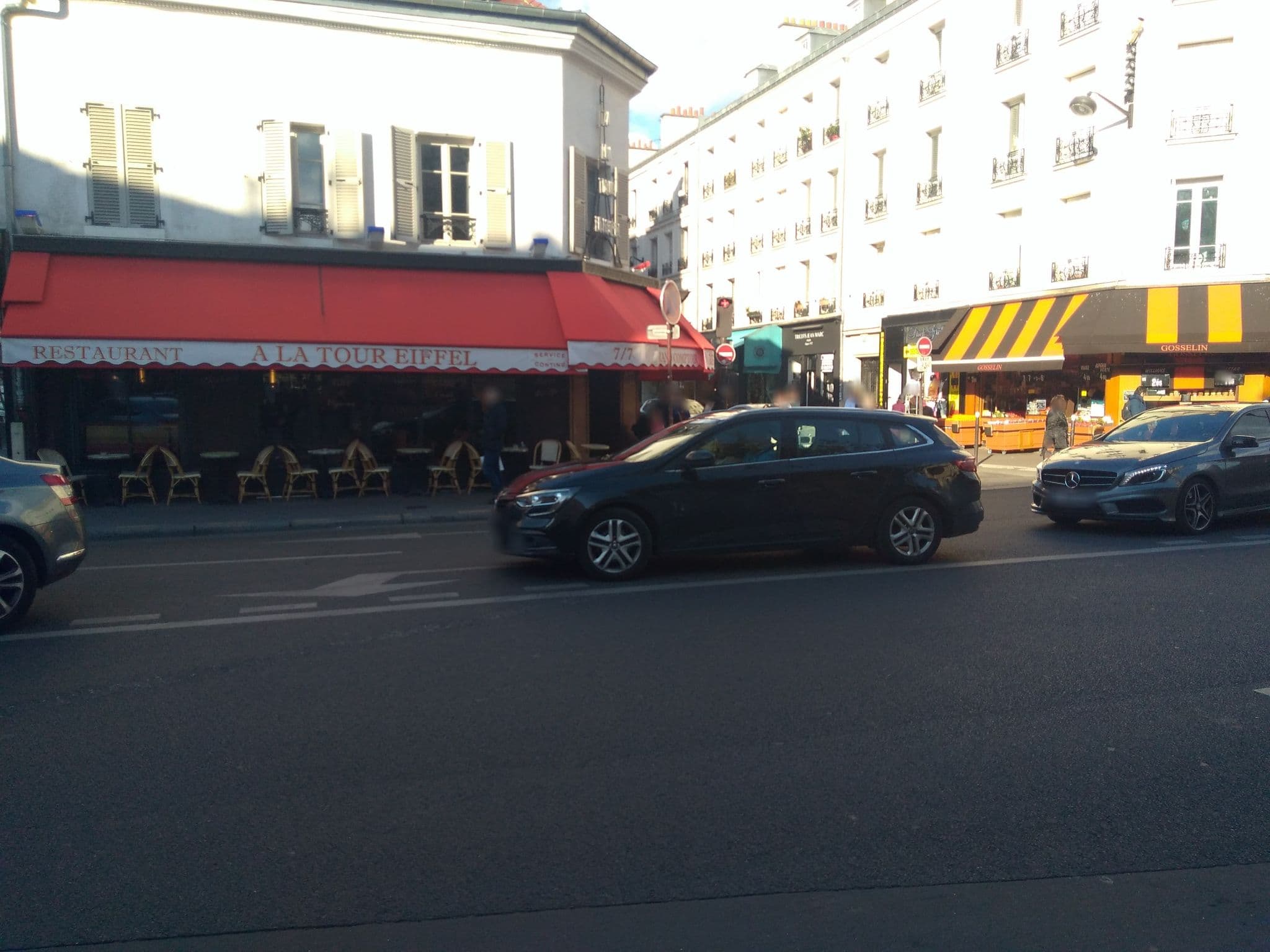 Street view near 3 Ducks Hostel, Paris 15 Vaugirard — © clementr (CC BY-SA · Mapillary)