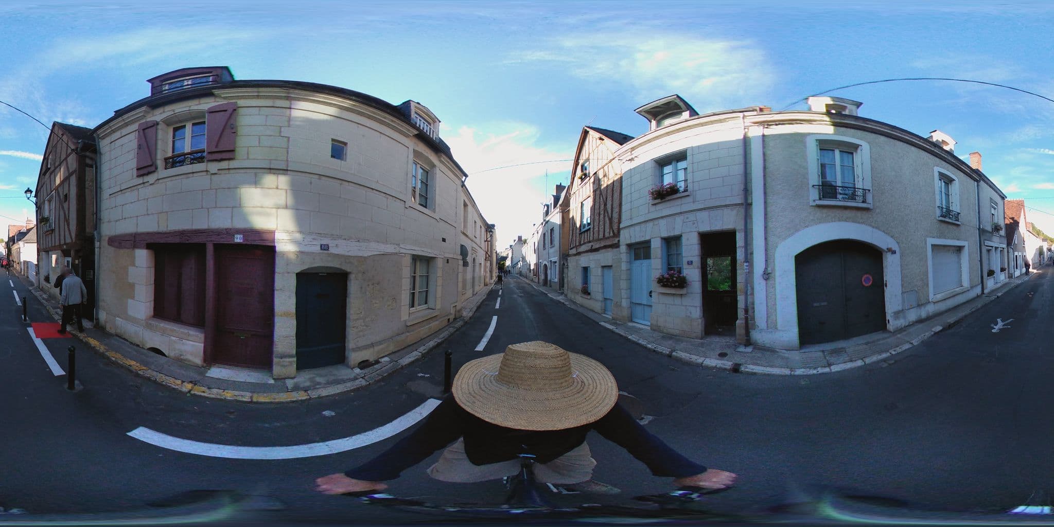 Street view near Le rocher, Amboise — © geovelo (CC BY-SA · Mapillary)