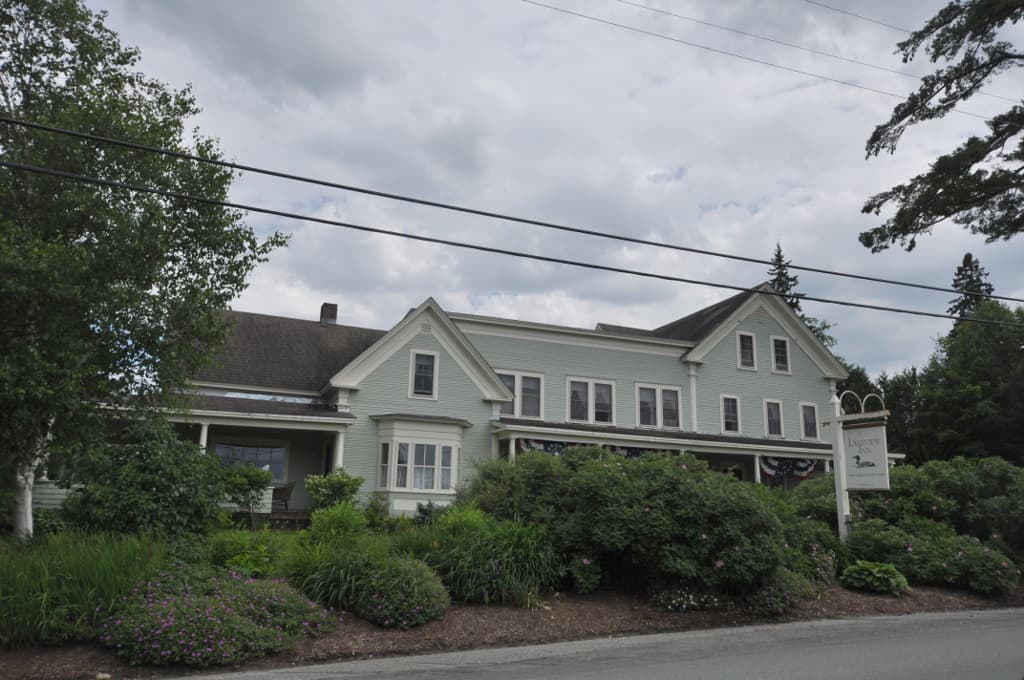 Lakeview Inn (via Wikimedia Commons, CC BY-SA 4.0)