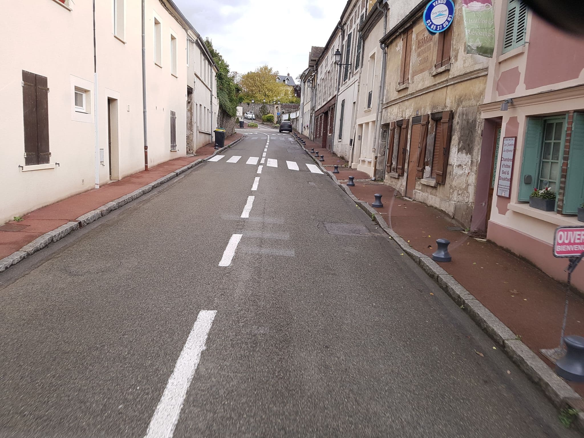 Street view near Les rêveries dans la théière, Ver-sur-Launette — © bernardvoyageur (CC BY-SA · Mapillary)