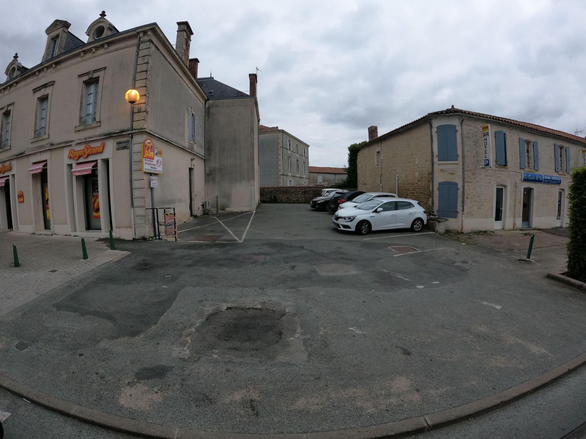 Street view near Le Grain de Sel, Sainte-Hermine — © stephanep (CC BY-SA · Mapillary)