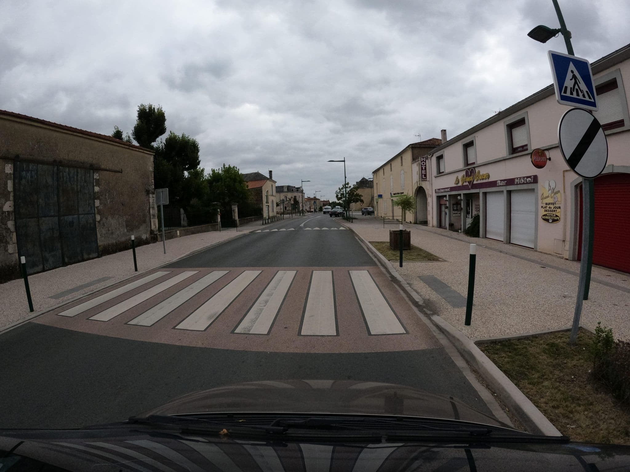 Street view near Le Grand Cœur, Sainte-Hermine — © stephanep (CC BY-SA · Mapillary)