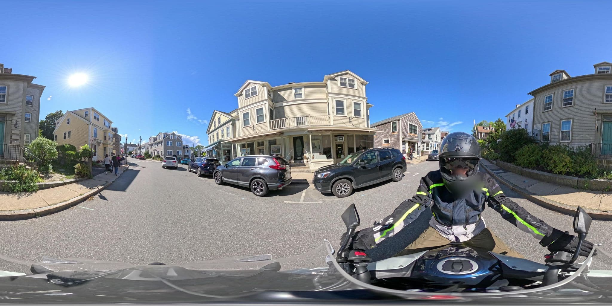 Street view near Perry's Waterfront Apartments, Gloucester — © Commonwealth360 (CC BY-SA · Mapillary)