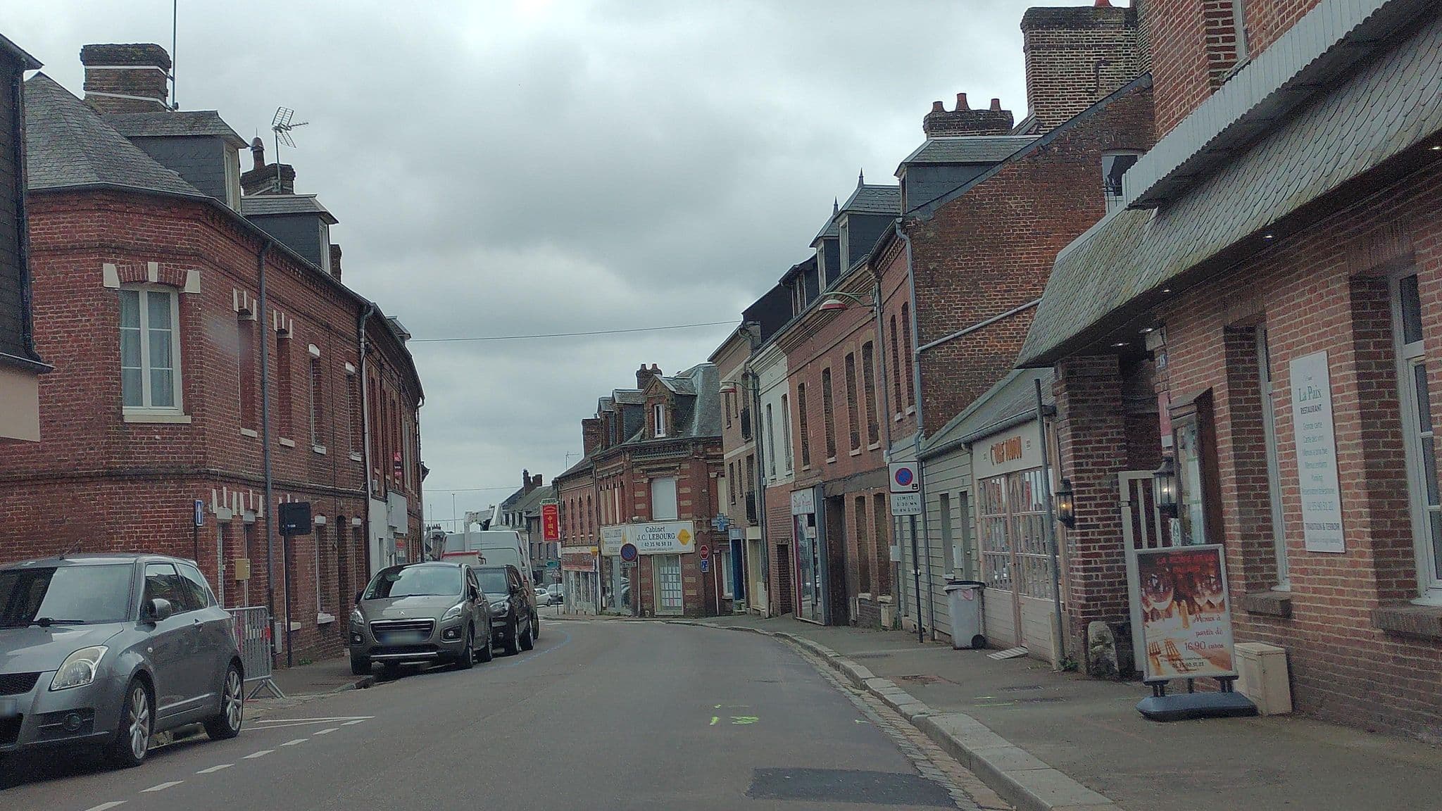 Street view near Hôtel Restaurant La Robe et le Palais, Forges-les-Eaux — © didier2020 (CC BY-SA · Mapillary)