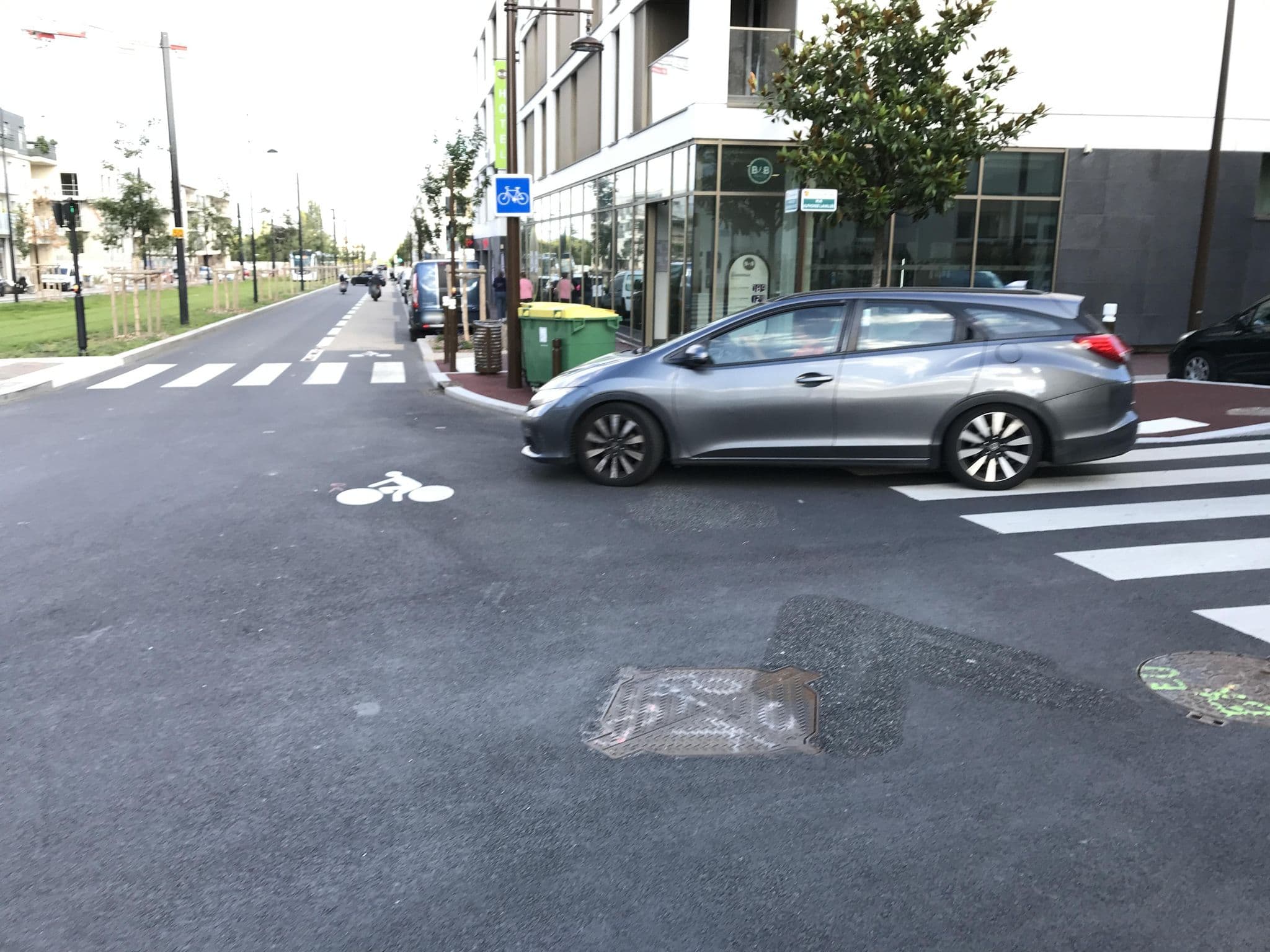 Street view near B&B Hôtel, Antony — © josmougn (CC BY-SA · Mapillary)