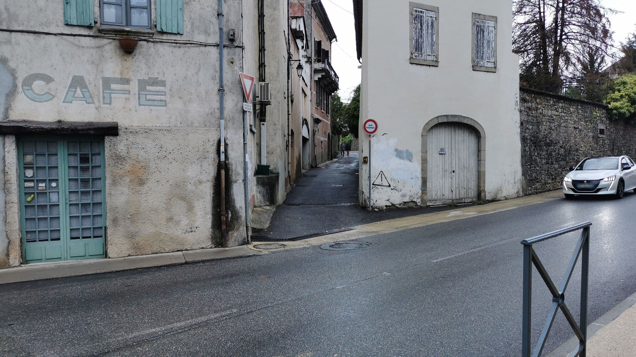 Street view near Hôtel Le Vivarais, Les Vans — © bernardvoyageur (CC BY-SA · Mapillary)