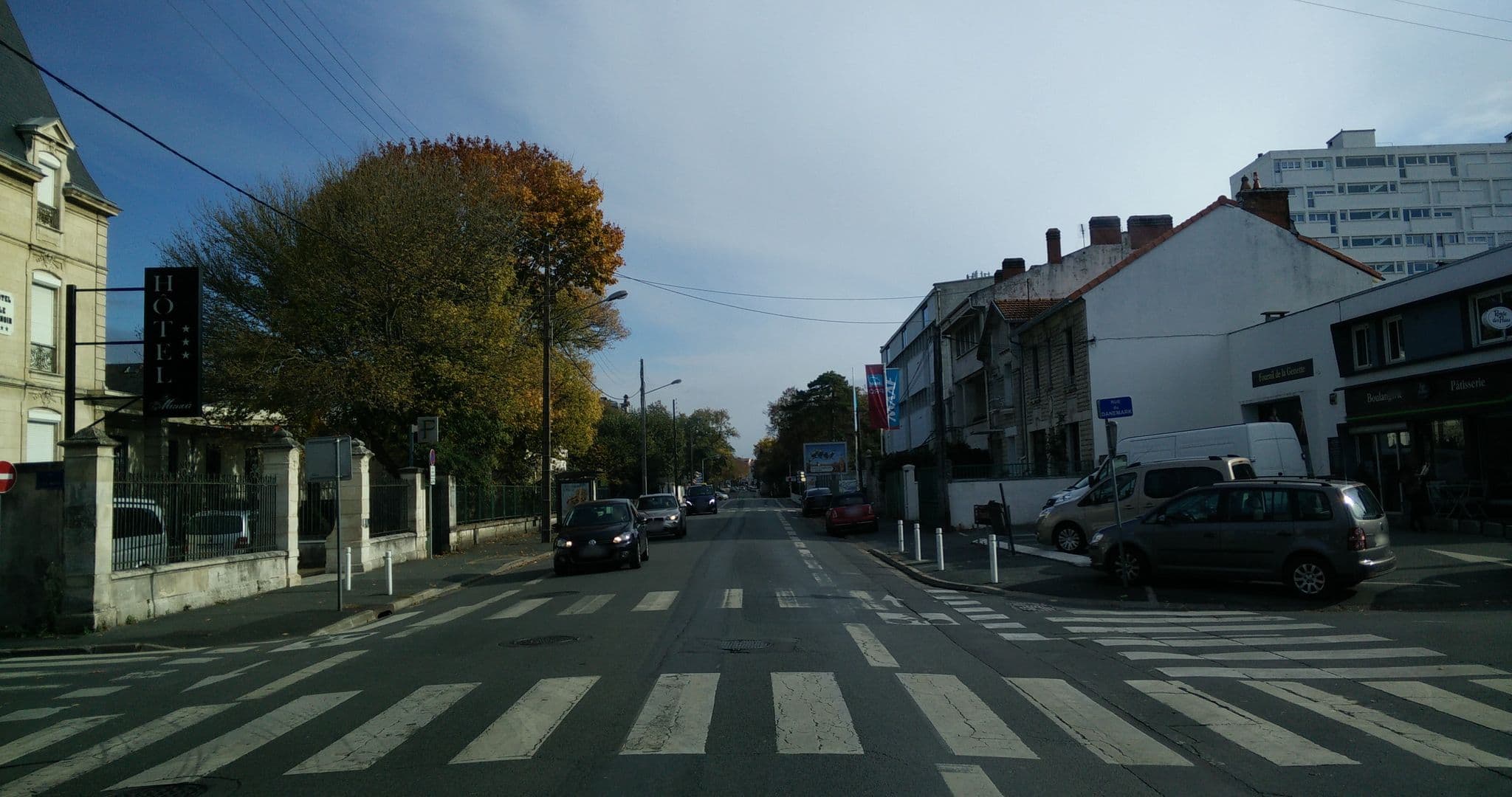 Street view near Hôtel Le Manoir, La Rochelle — © gnusam (CC BY-SA · Mapillary)