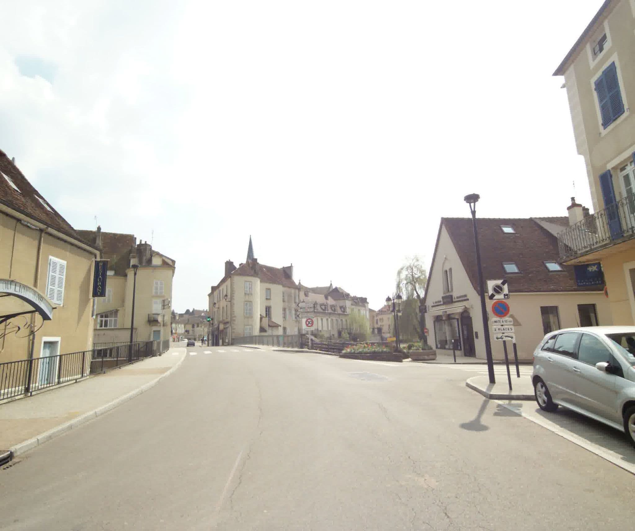 Street view near Le Lion d'Or, Charolles — © sogefi (CC BY-SA · Mapillary)