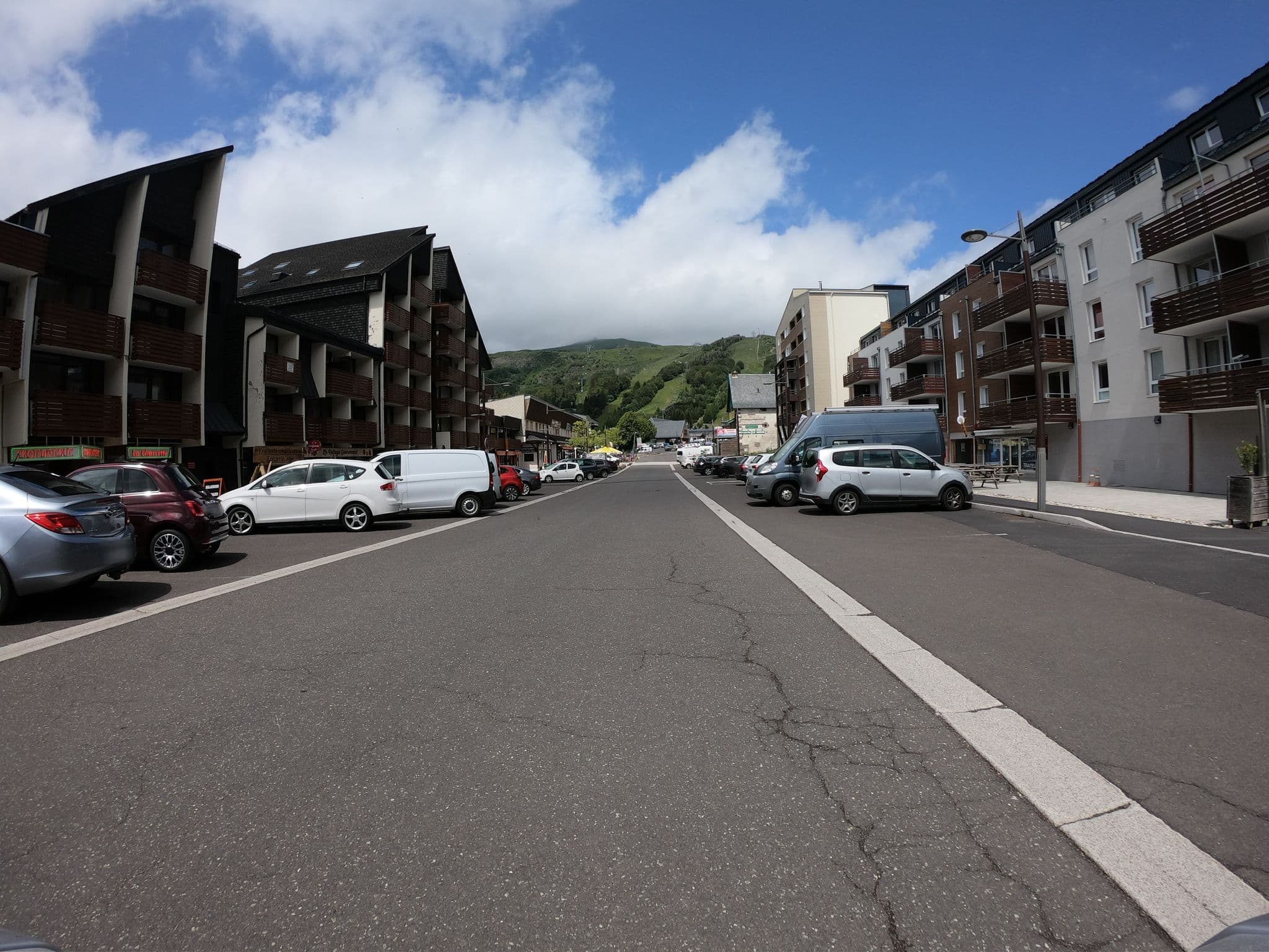 Street view near Bercail de Mira, Besse-et-Saint-Anastaise — © joostjakob (CC BY-SA · Mapillary)