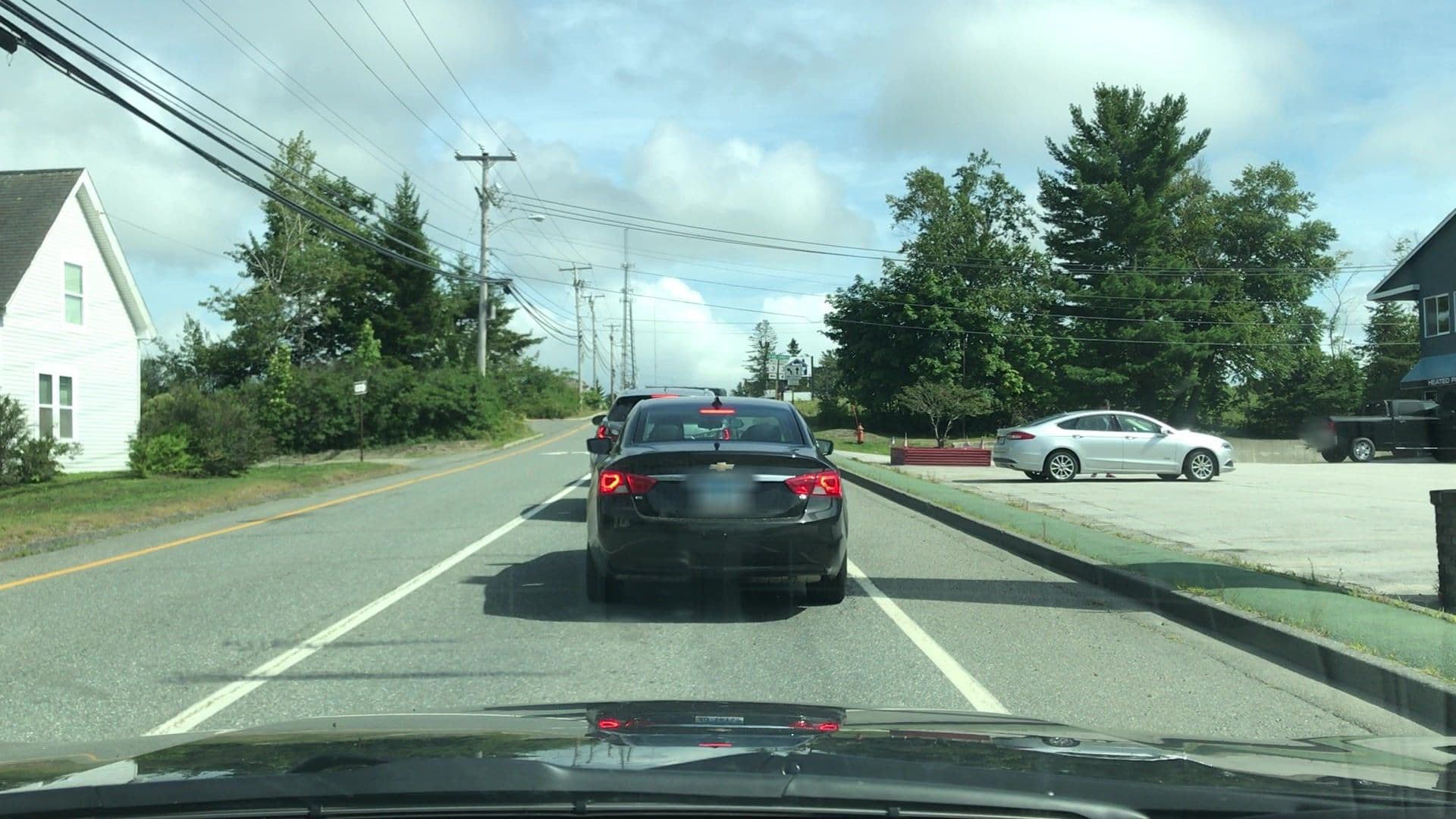 Street view near Colonial Inn, Ellsworth — © lvl5 (CC BY-SA · Mapillary)