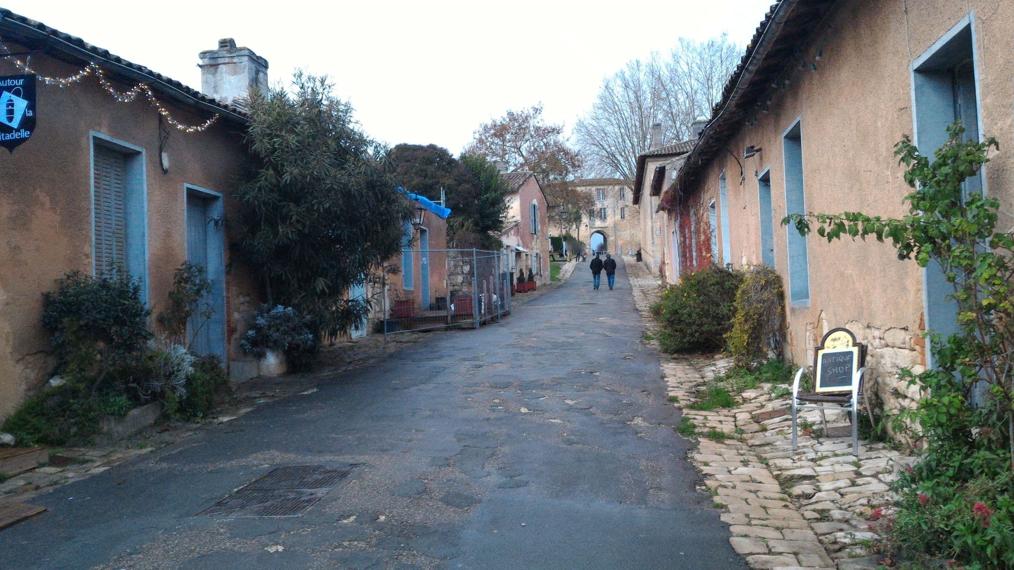 Street view near L'Avant Garde, Blaye — © guiguid (CC BY-SA · Mapillary)