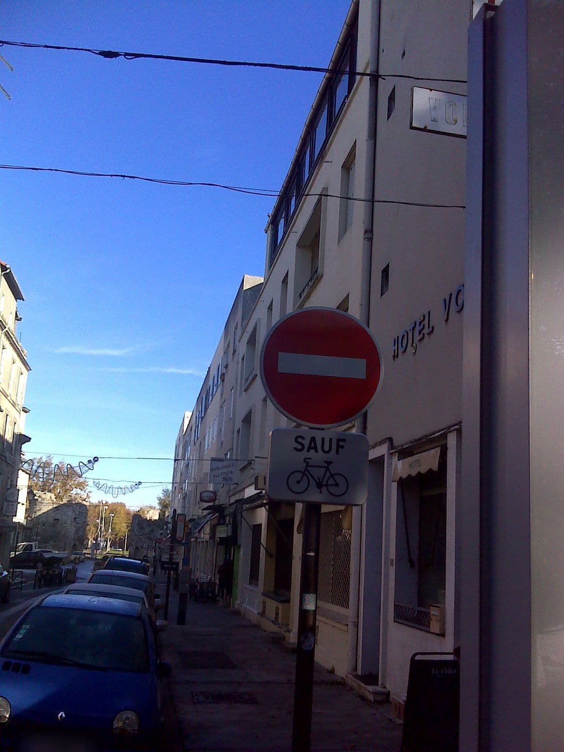 Street view near Hôtel Le Voltaire, Arles — © bernardvoyageur (CC BY-SA · Mapillary)