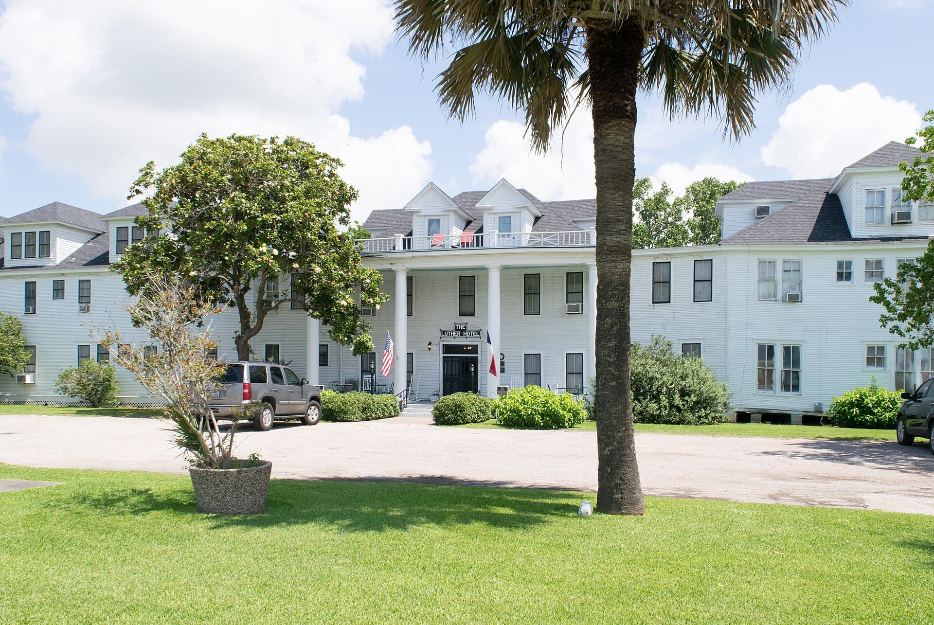 Luther Hotel (via Wikimedia Commons, CC BY 2.0)