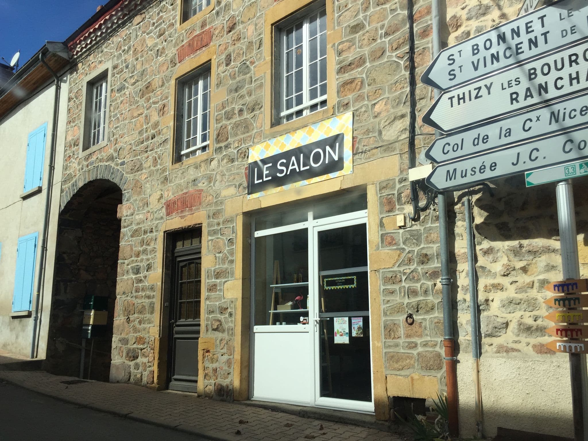 Street view near Au Coeur du Village, Lamure-sur-Azergues — © thepriben (CC BY-SA · Mapillary)
