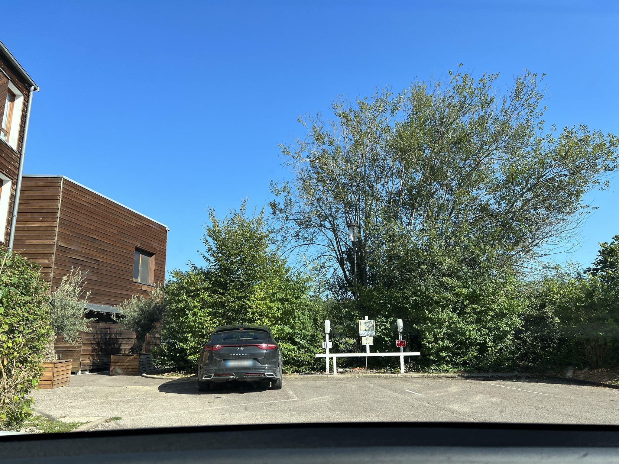 Street view near Domaine de la Forêt d'Orient, Piney — © ottor (CC BY-SA · Mapillary)