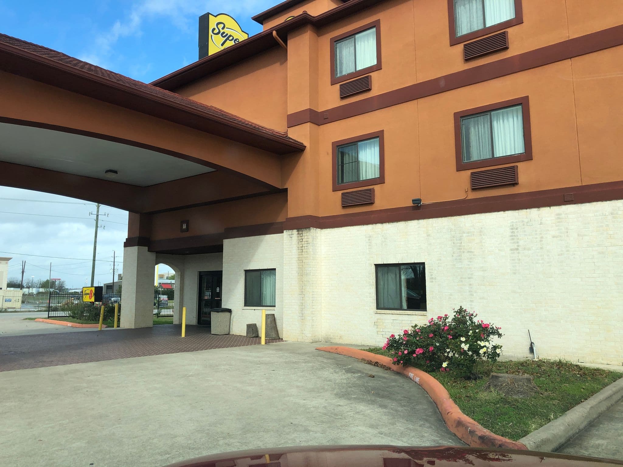 Street view near Super 8, Brookshire — © mphuyck (CC BY-SA · Mapillary)