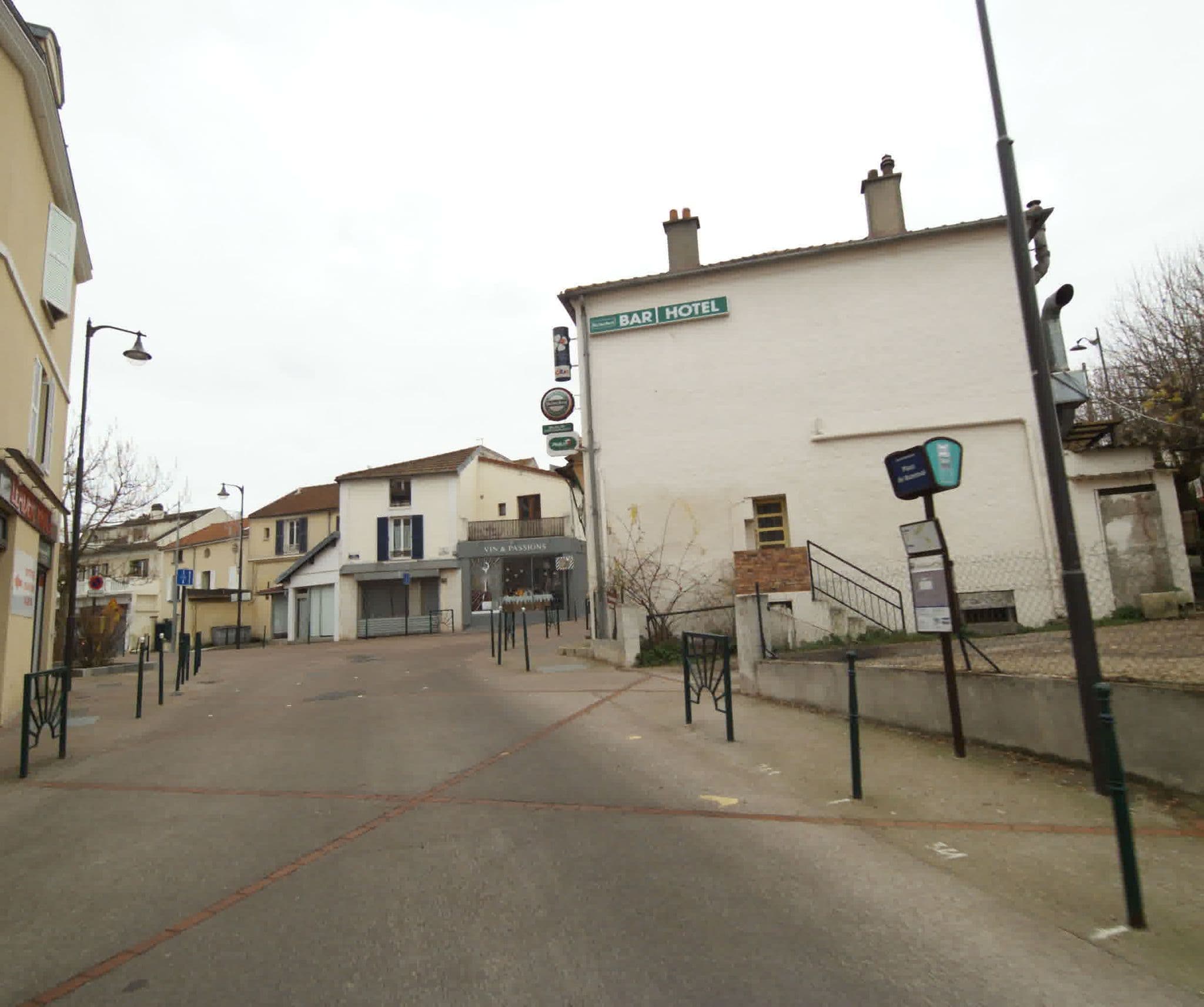 Street view near Le Buzenval, Saint-Cloud — © sogefi (CC BY-SA · Mapillary)