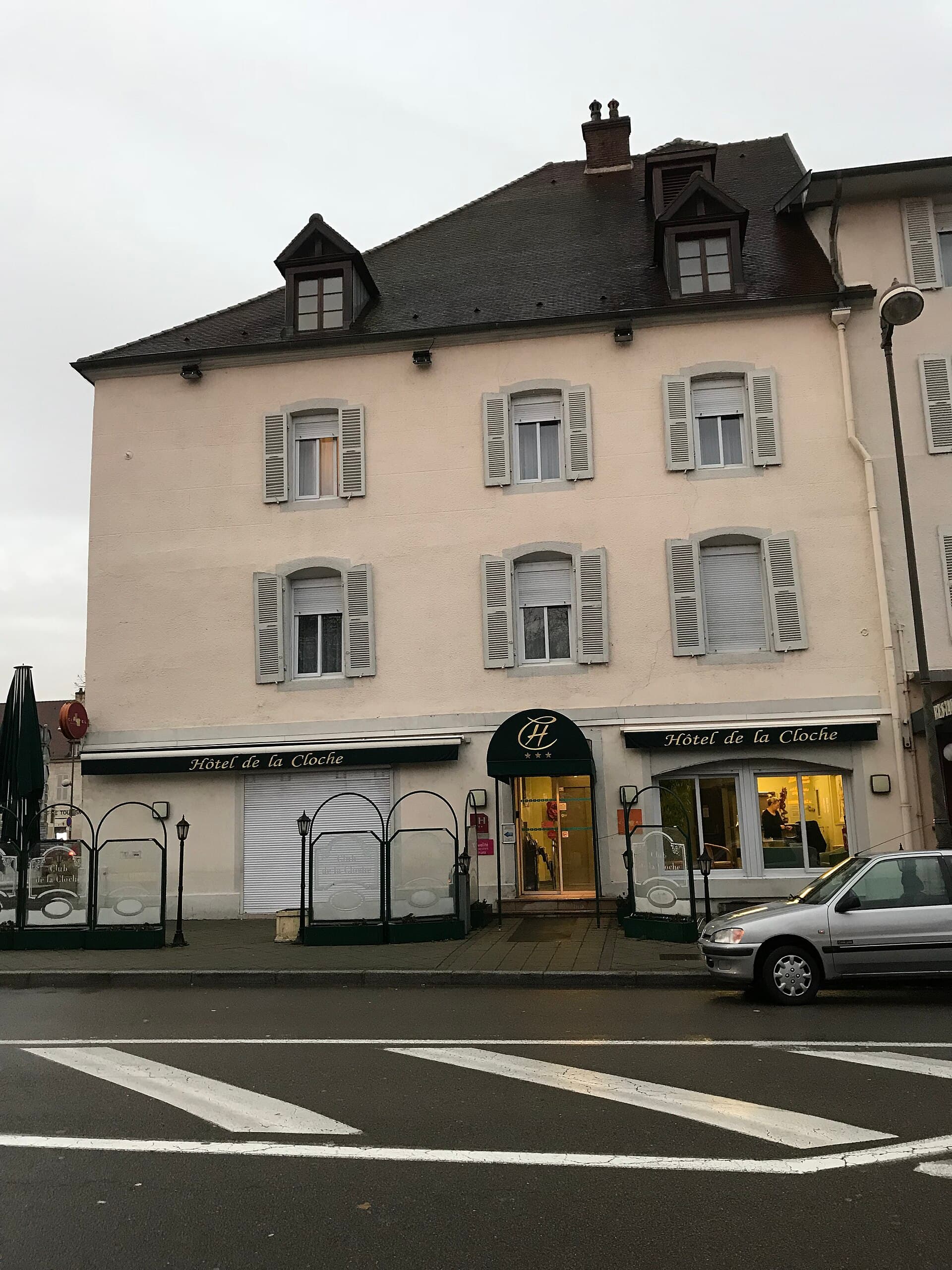 Hôtel de la Cloche (via Wikimedia Commons, CC0)