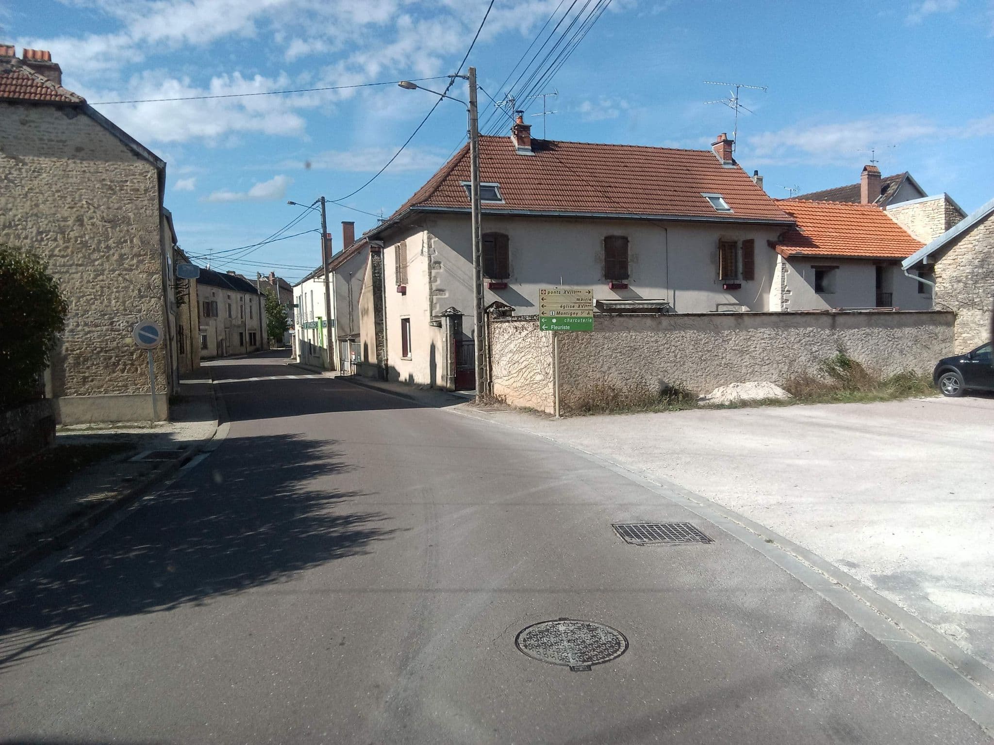 Street view near L'Orée du Parc, Châteauvillain — © mprins (CC BY-SA · Mapillary)