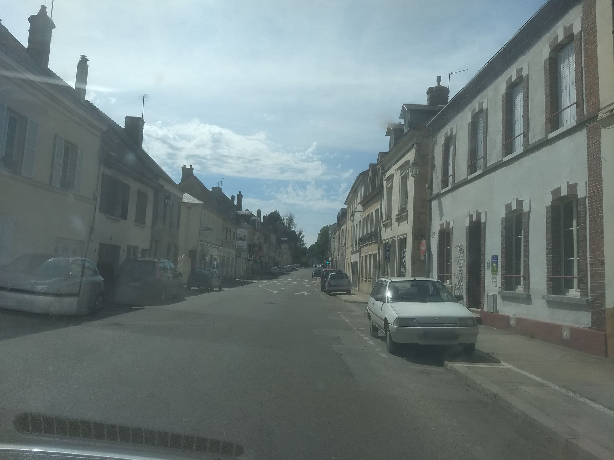 Street view near Le 42 chambres d'hôtes, Nogent-le-Rotrou — © kritic (CC BY-SA · Mapillary)