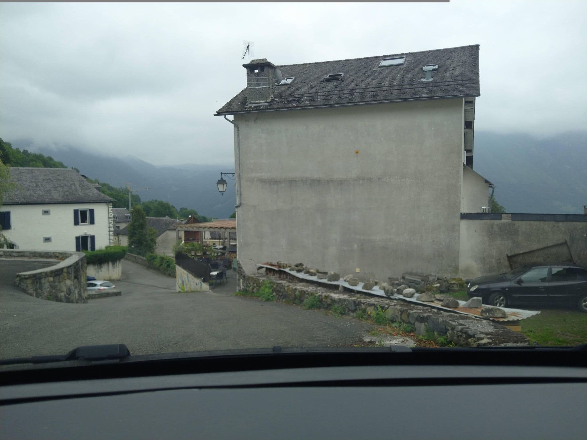 Street view near Gîte Auberge du Chemin de Perchades, Louvie-Juzon — © floetcheto (CC BY-SA · Mapillary)