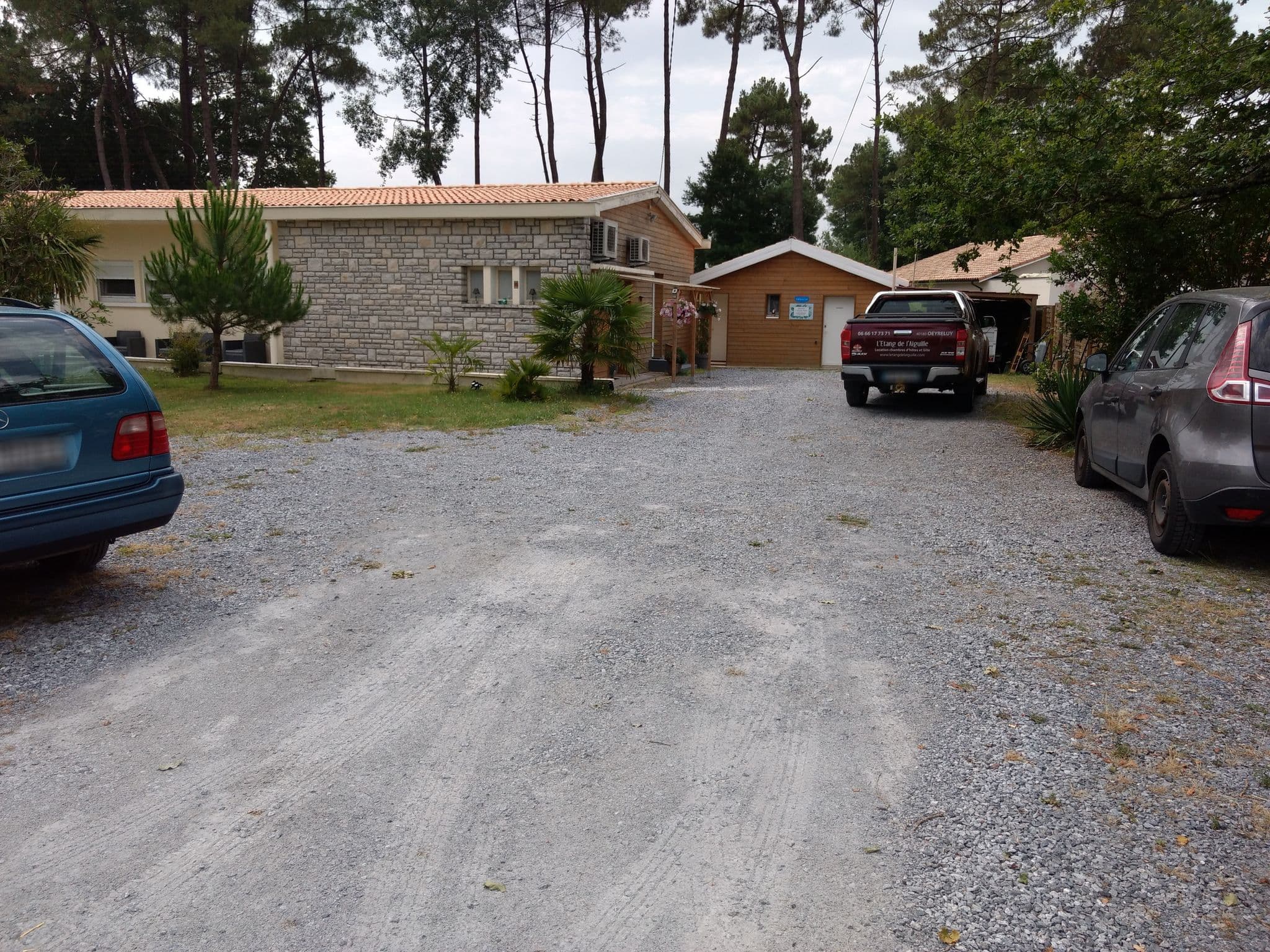 Street view near L'Étang de L'Aiguille, Oeyreluy — © ravrol (CC BY-SA · Mapillary)