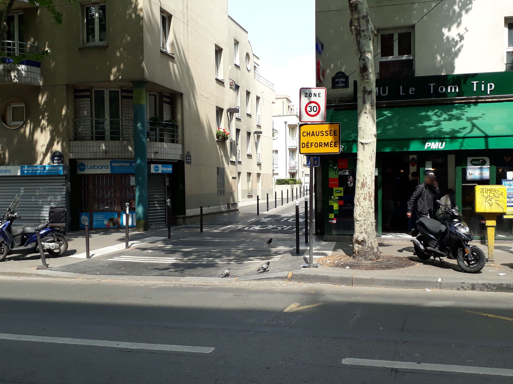 Street view near Royal Résidence, Clichy — © laurentlouf (CC BY-SA · Mapillary)