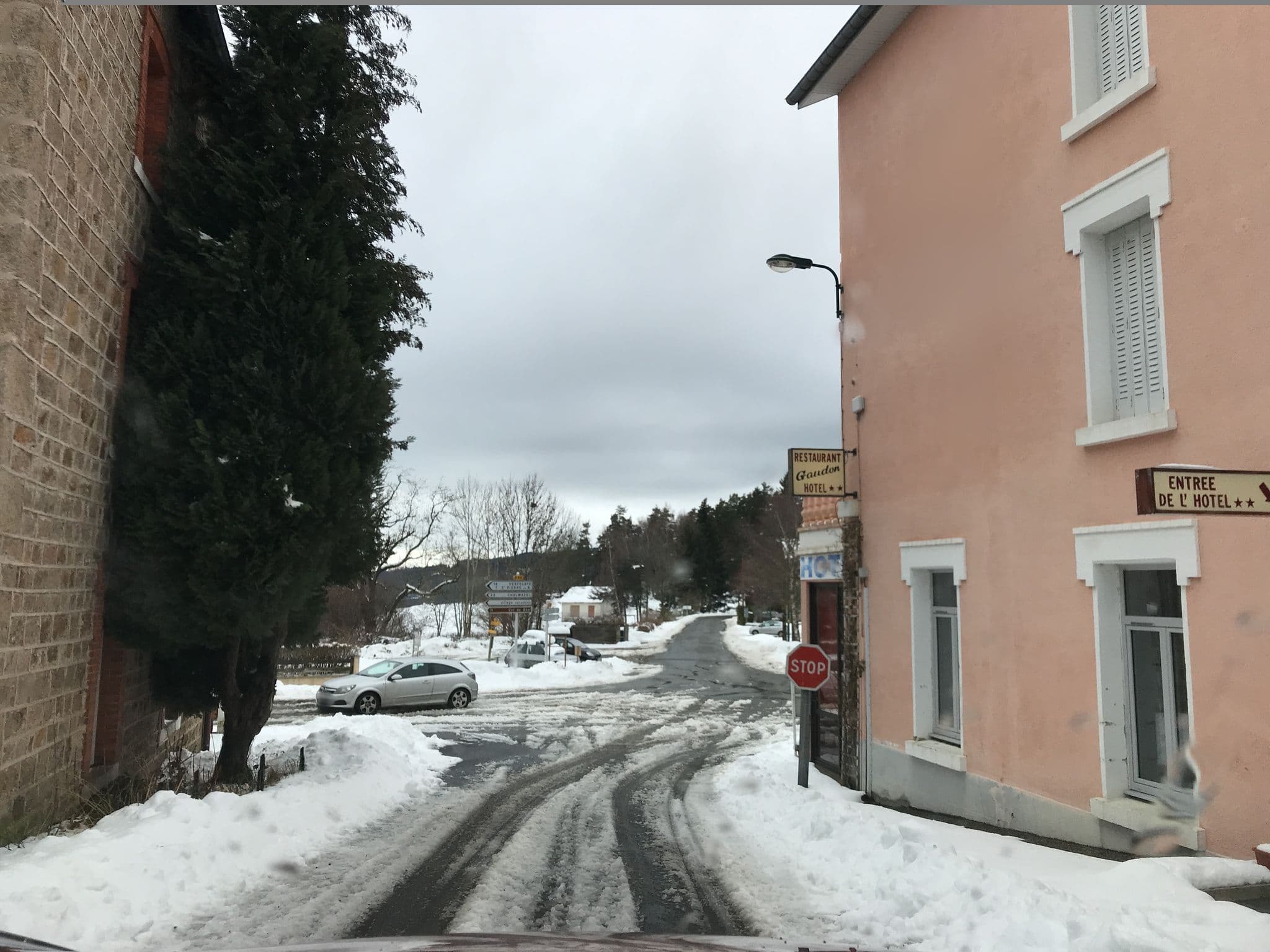 Street view near La Vie en Rose, Job — © fpm (CC BY-SA · Mapillary)