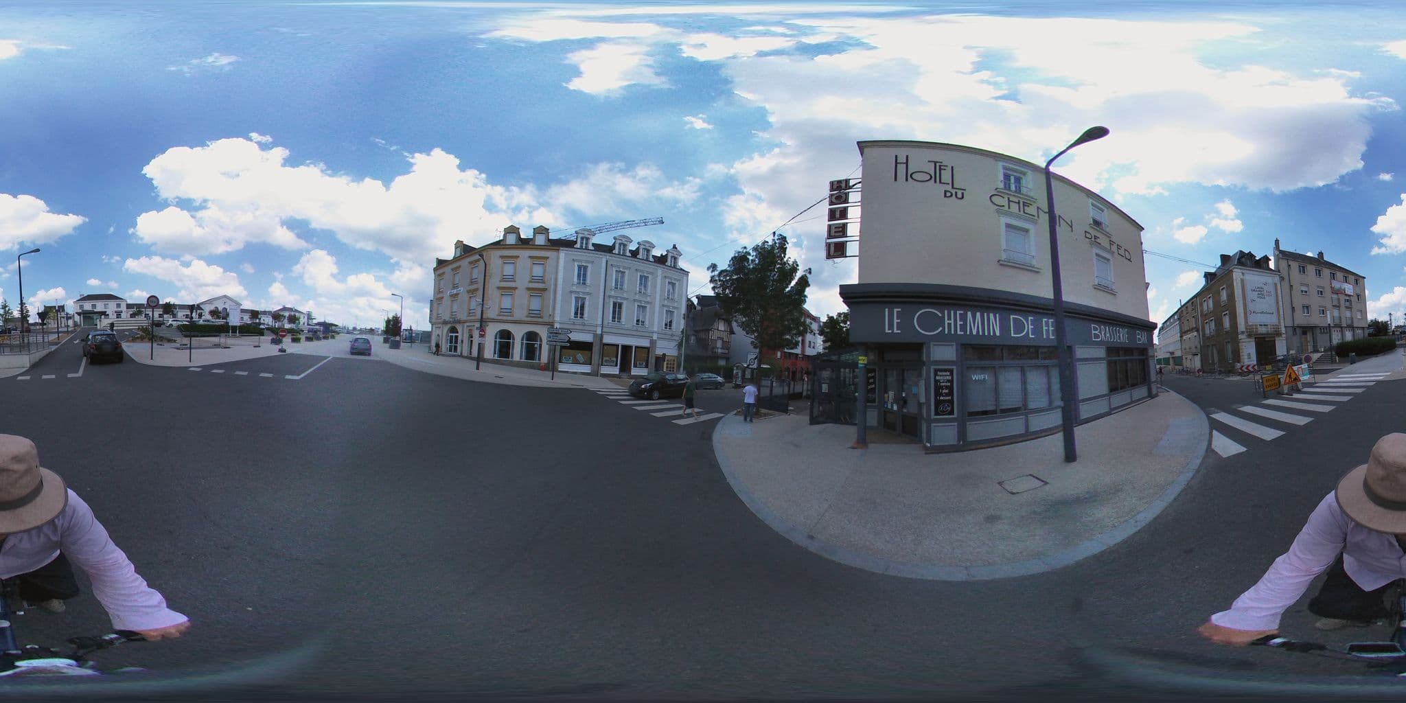 Street view near Hôtel du Maine, Laval — © geovelo (CC BY-SA · Mapillary)