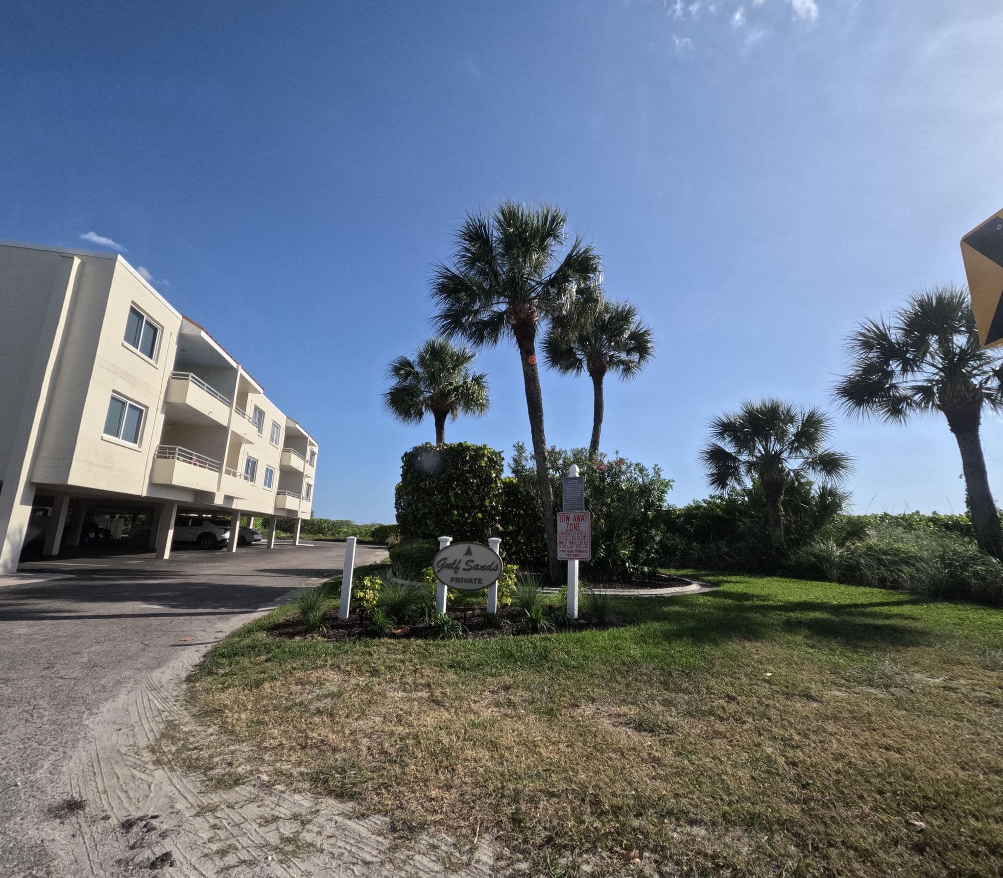 Street view near Gulf Sands, Holmes Beach — © allen (CC BY-SA · Mapillary)