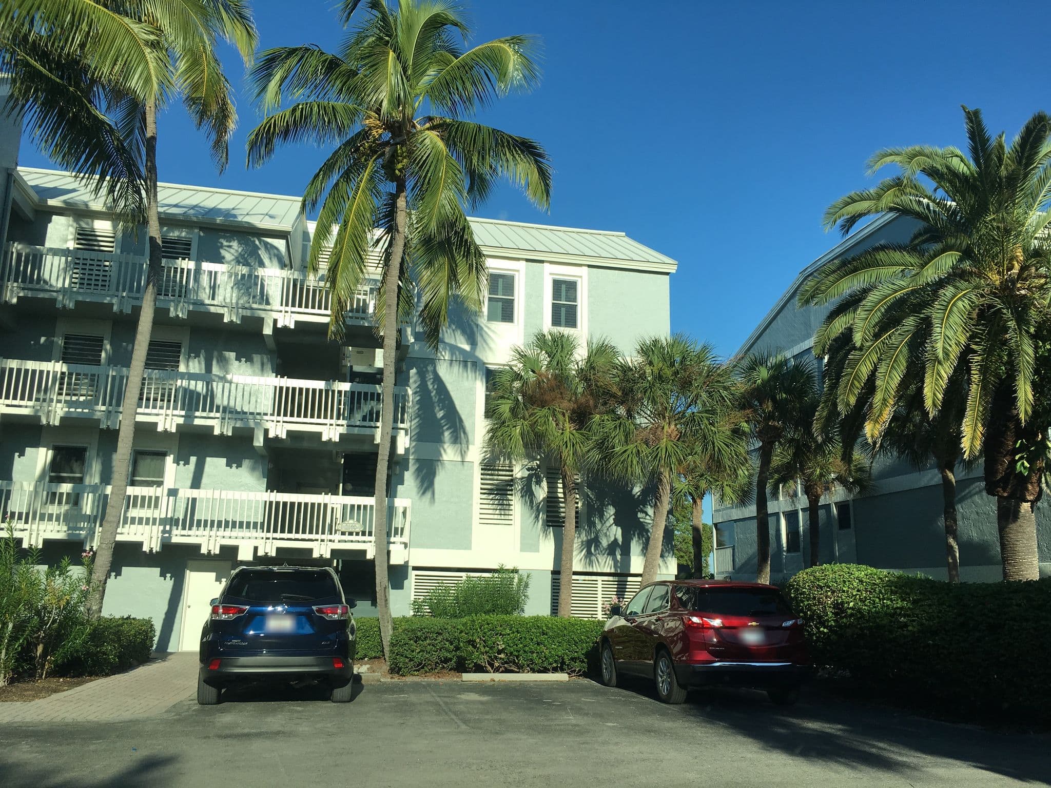 Street view near Beach Villas building 2500, Saint James City — © raveneye (CC BY-SA · Mapillary)