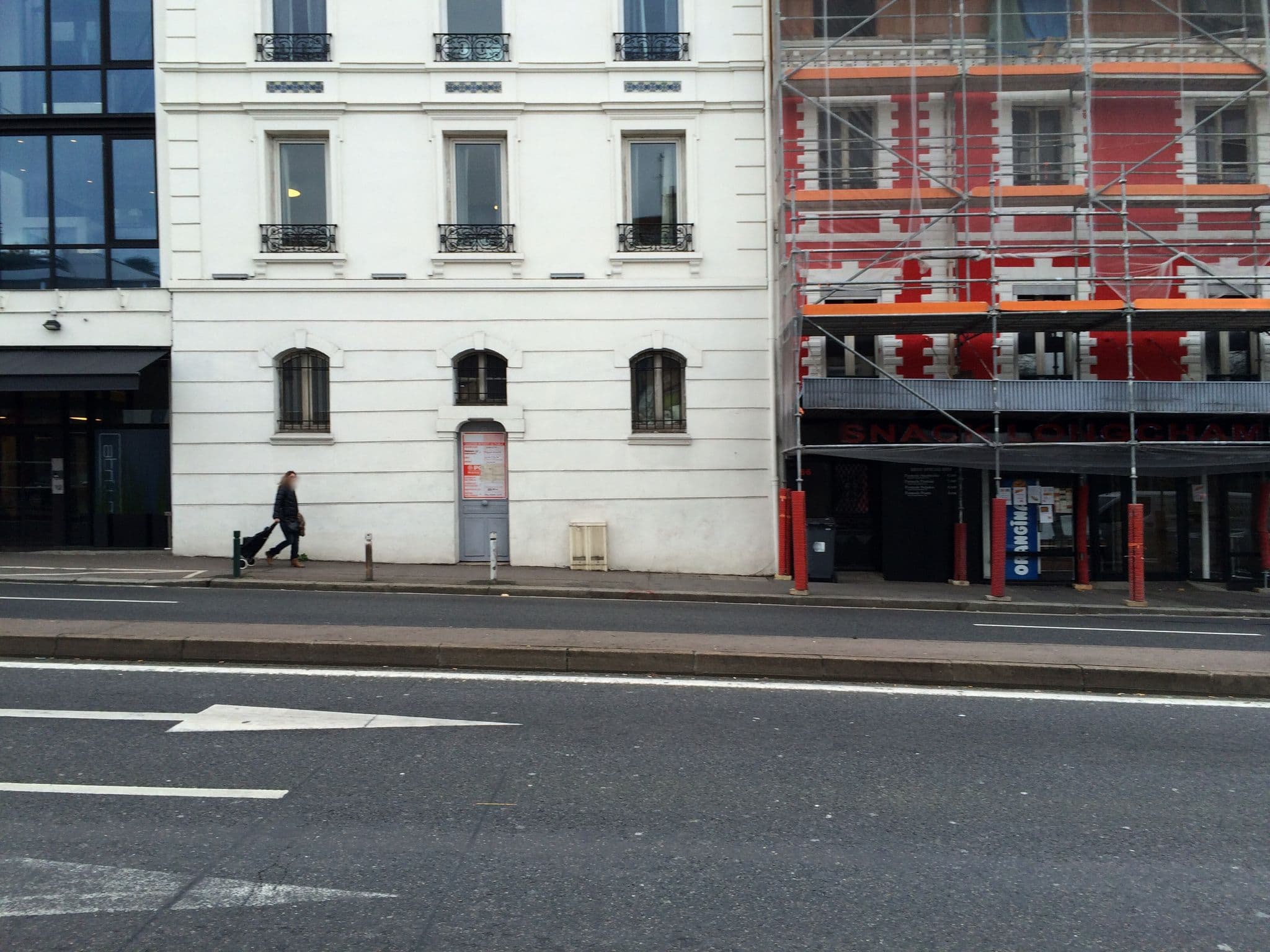 Street view near Hôtel Atrium, Suresnes — © bfontaine (CC BY-SA · Mapillary)