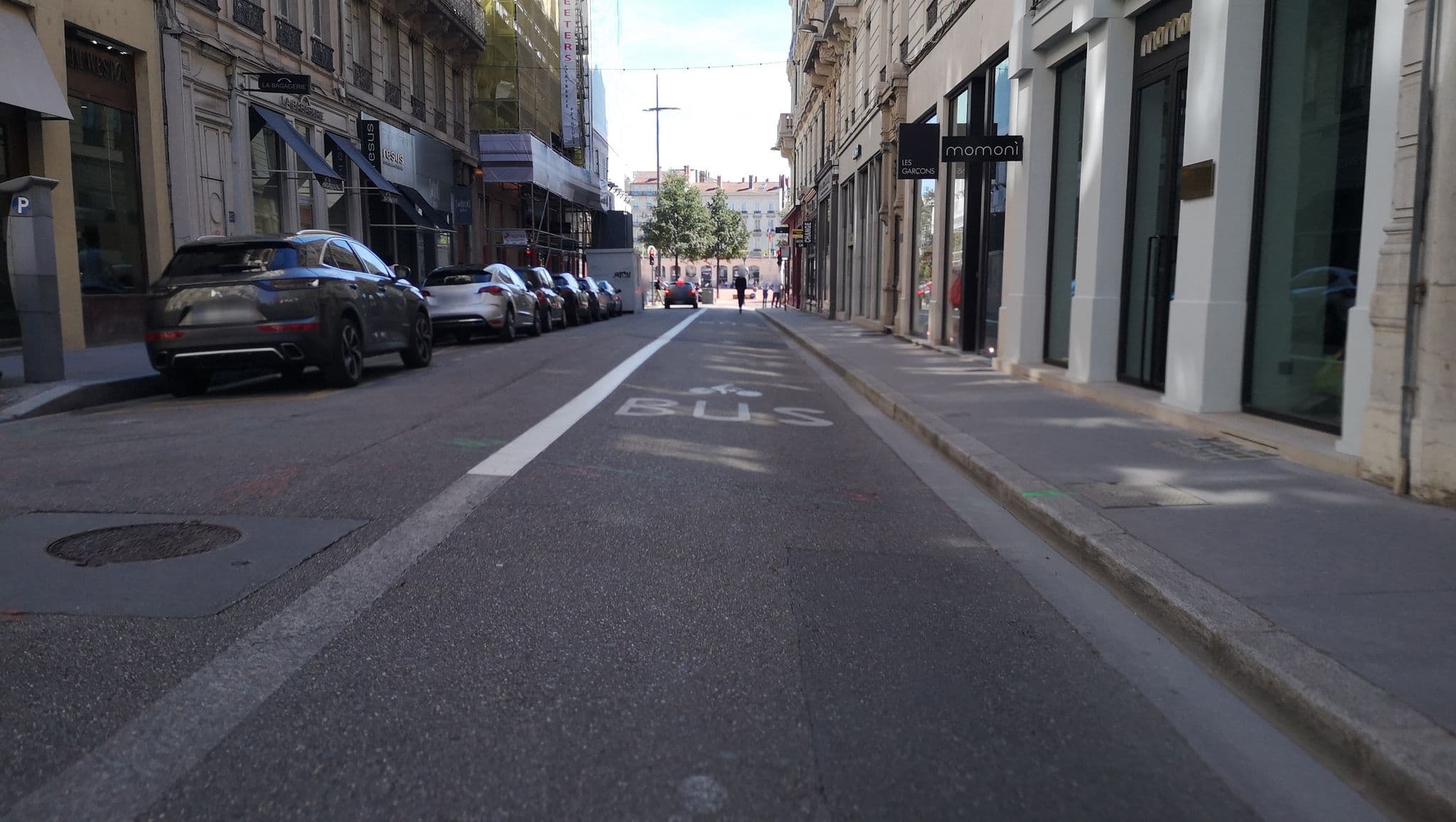 Street view near Globe et Cecil hôtel, Lyon 02 — © blueberry (CC BY-SA · Mapillary)