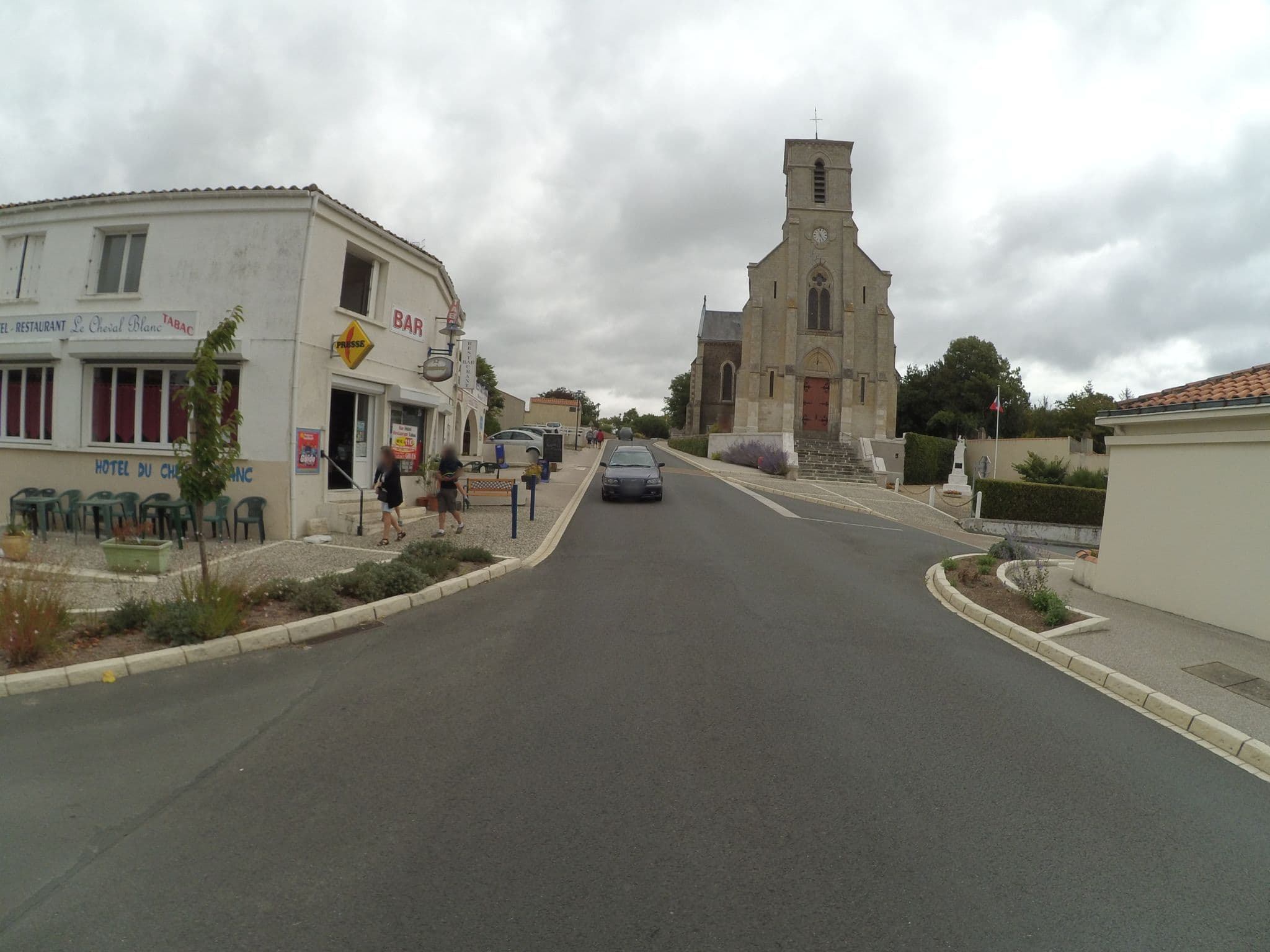 Street view near Hôtel du Cheval Blanc, Angles — © stephanep (CC BY-SA · Mapillary)