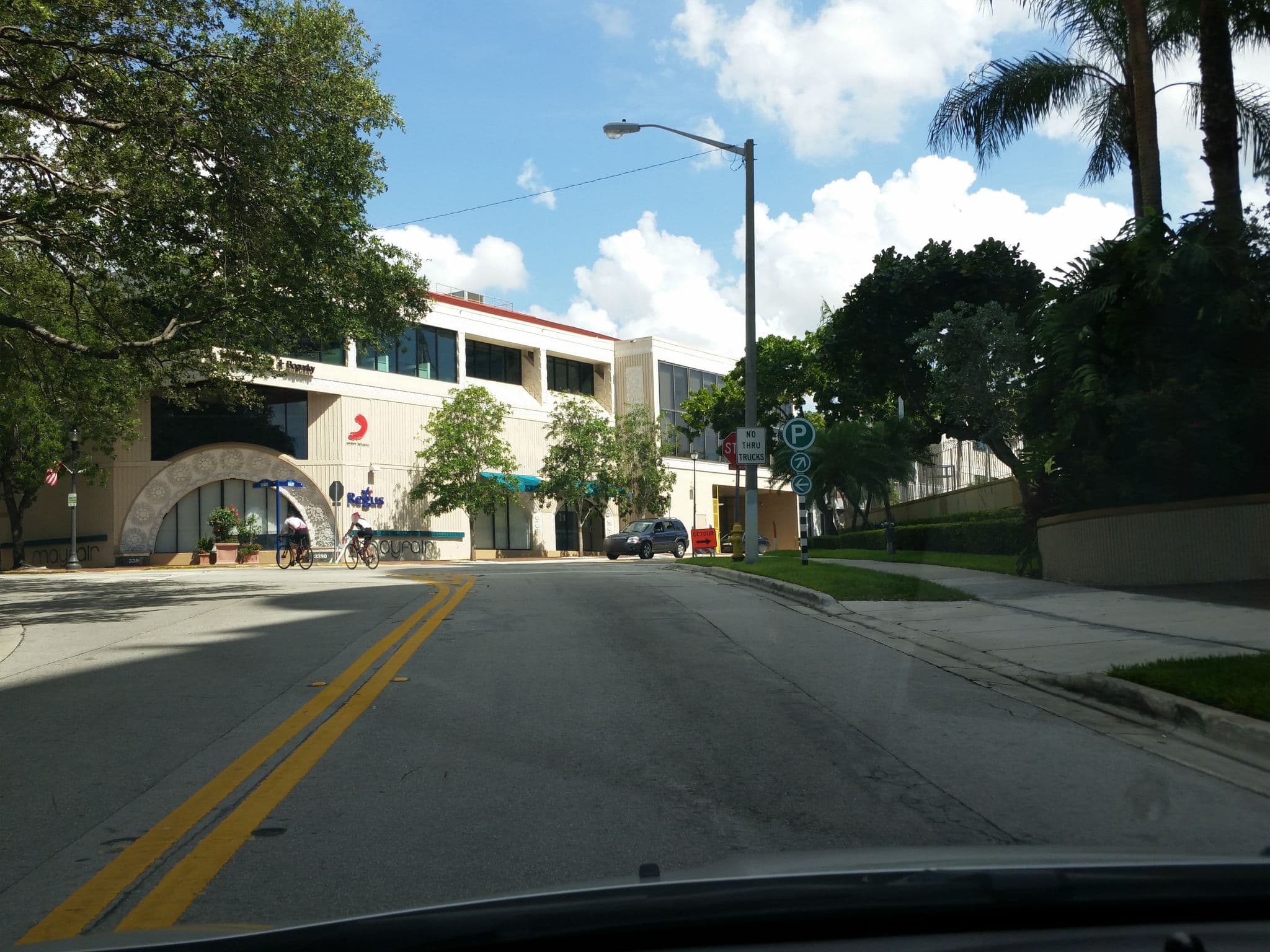 Street view near Grand Nick's Royal Temple Salon & Spa, Coconut Grove — © jaakkoh (CC BY-SA · Mapillary)