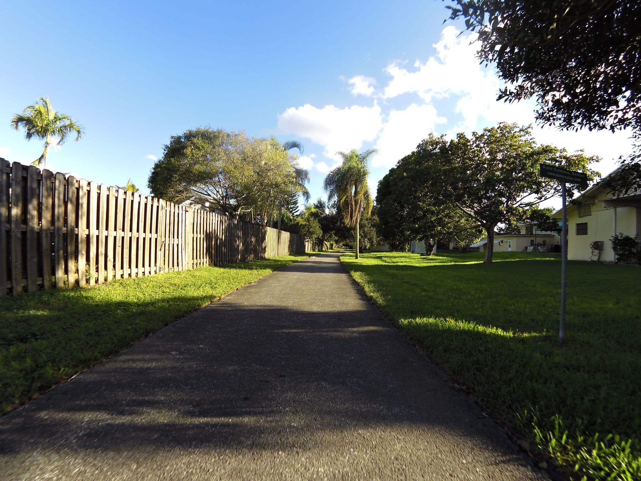 Street view near Roach Motel, Davie — © jlevente (CC BY-SA · Mapillary)