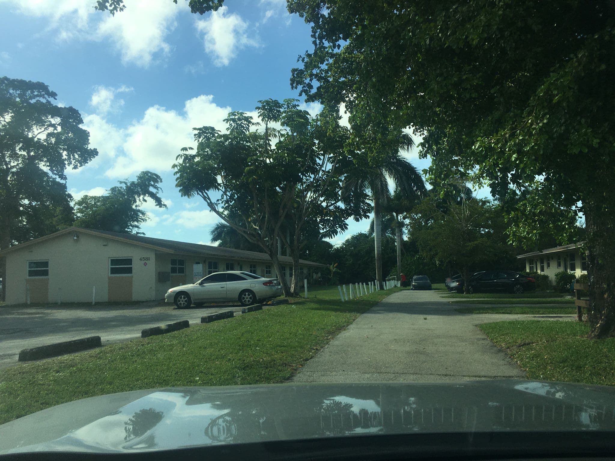 Street view near Www.Completetraveldeals.Com, Estates of Fort Lauderdale (historical) — © lacolina (CC BY-SA · Mapillary)