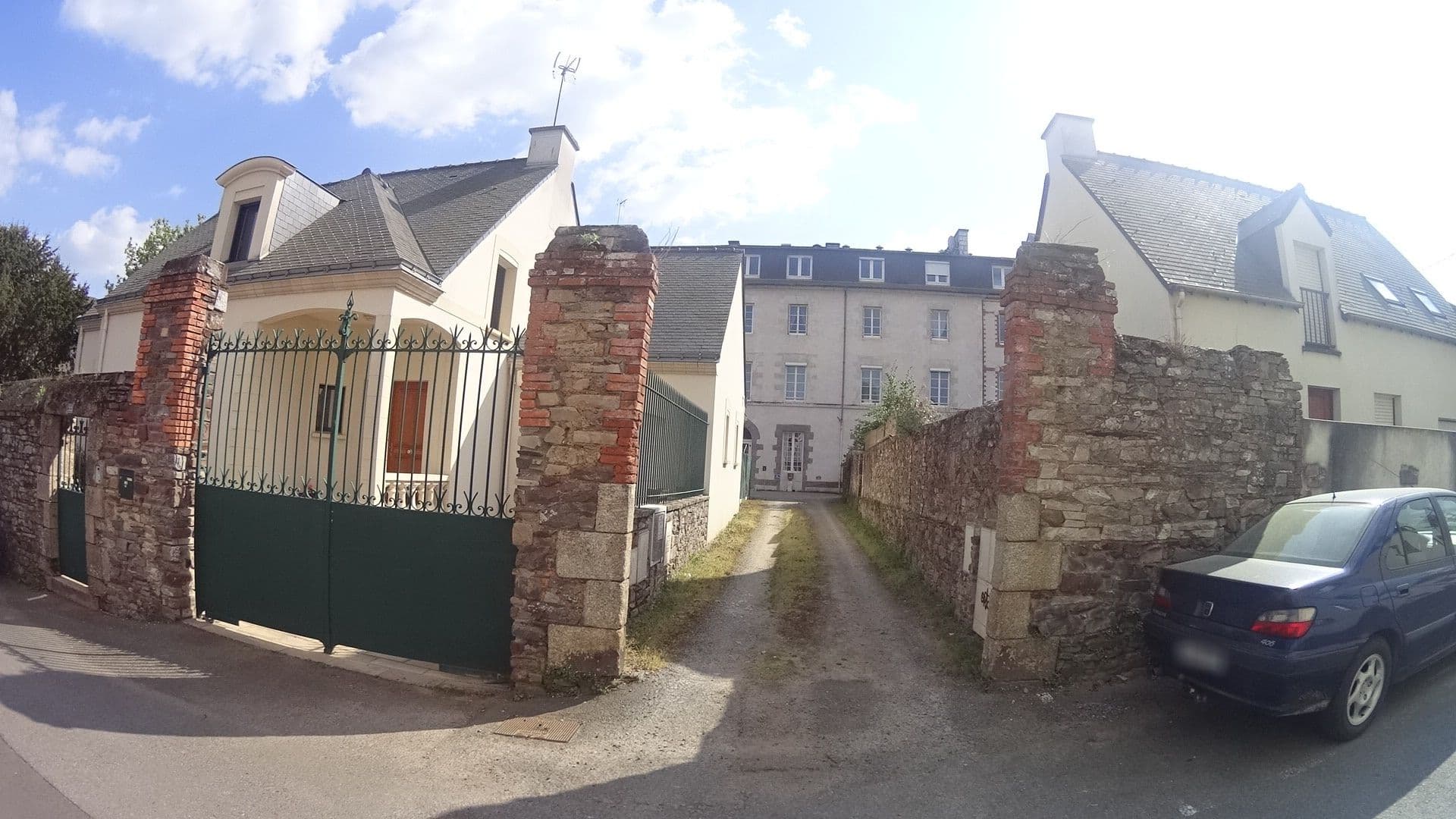 Street view near Queen Serenity Hotel, Redon — © ljbouere (CC BY-SA · Mapillary)