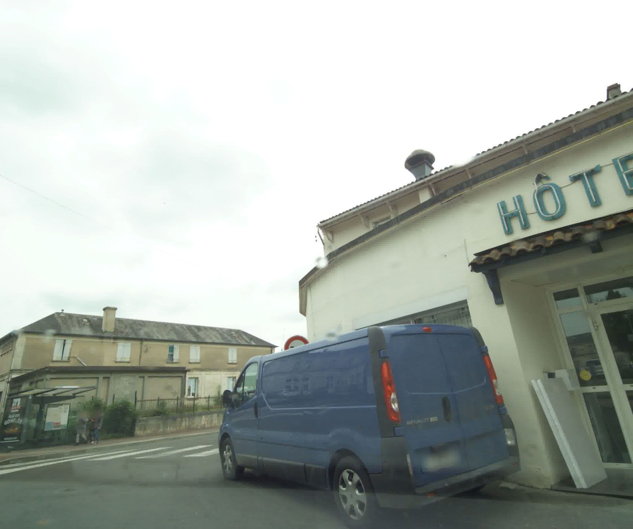 Street view near Hôtel de France, Saintes — © sogefi (CC BY-SA · Mapillary)