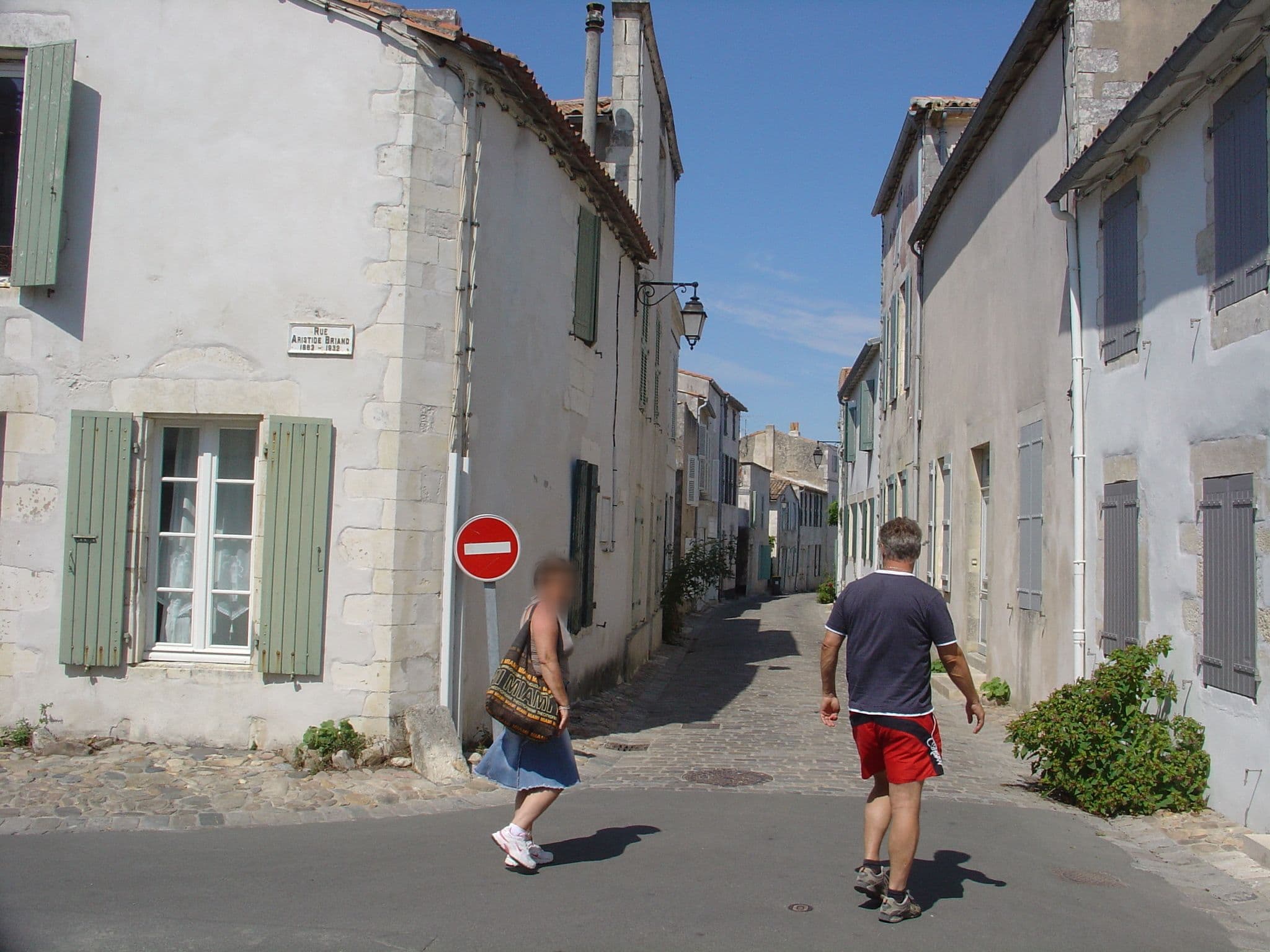 Street view near La Martinoise Patio, Saint-Martin-de-Ré — © rom1 (CC BY-SA · Mapillary)
