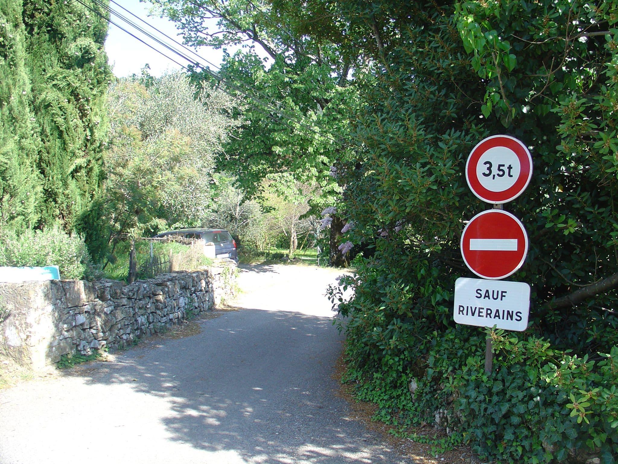 Street view near Le Mas du Vignal, Vesseaux — © rom1 (CC BY-SA · Mapillary)