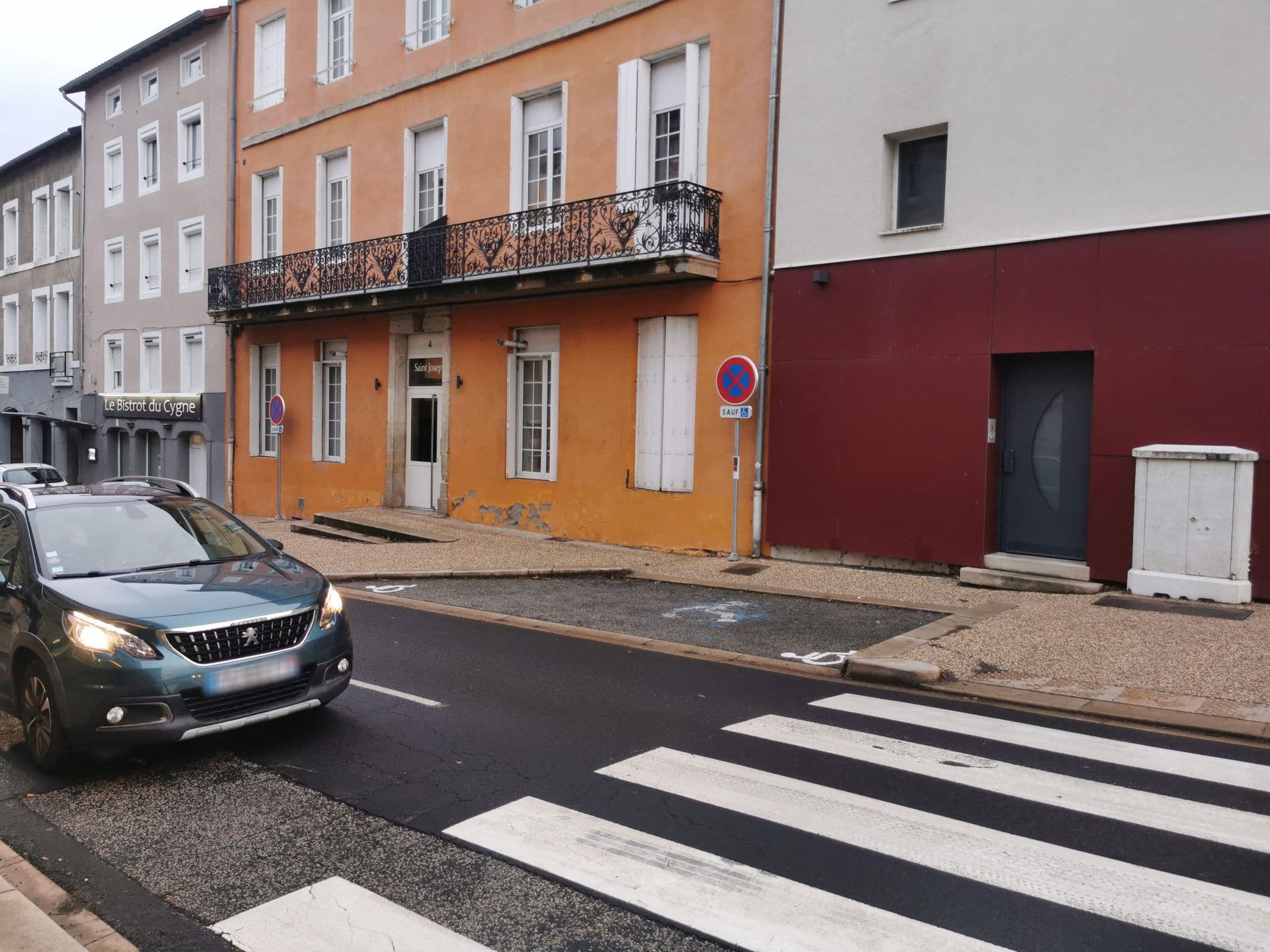 Street view near Hôtel du Cygne, Yssingeaux — © sig_43 (CC BY-SA · Mapillary)