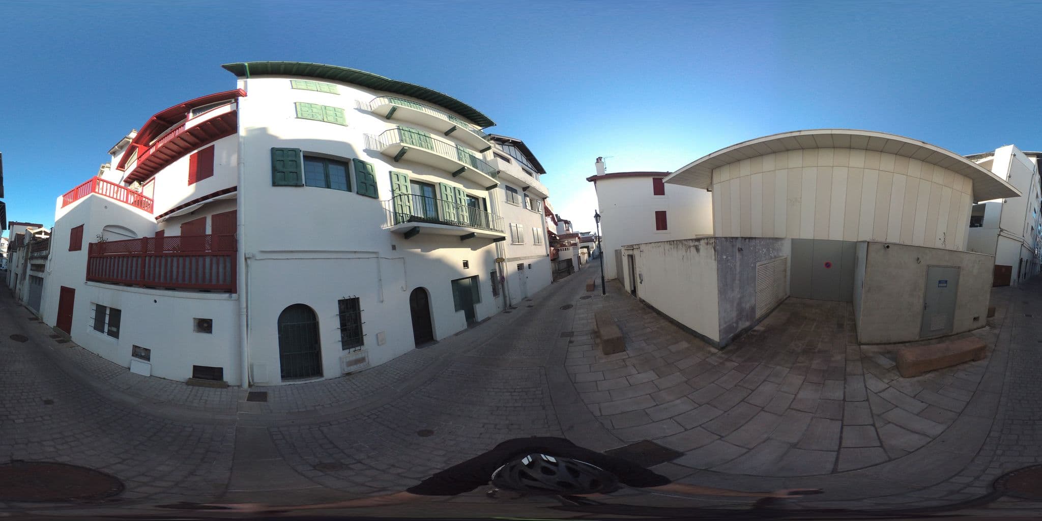 Street view near Hôtel Les Almadies, Saint-Jean-de-Luz — © geovelo (CC BY-SA · Mapillary)