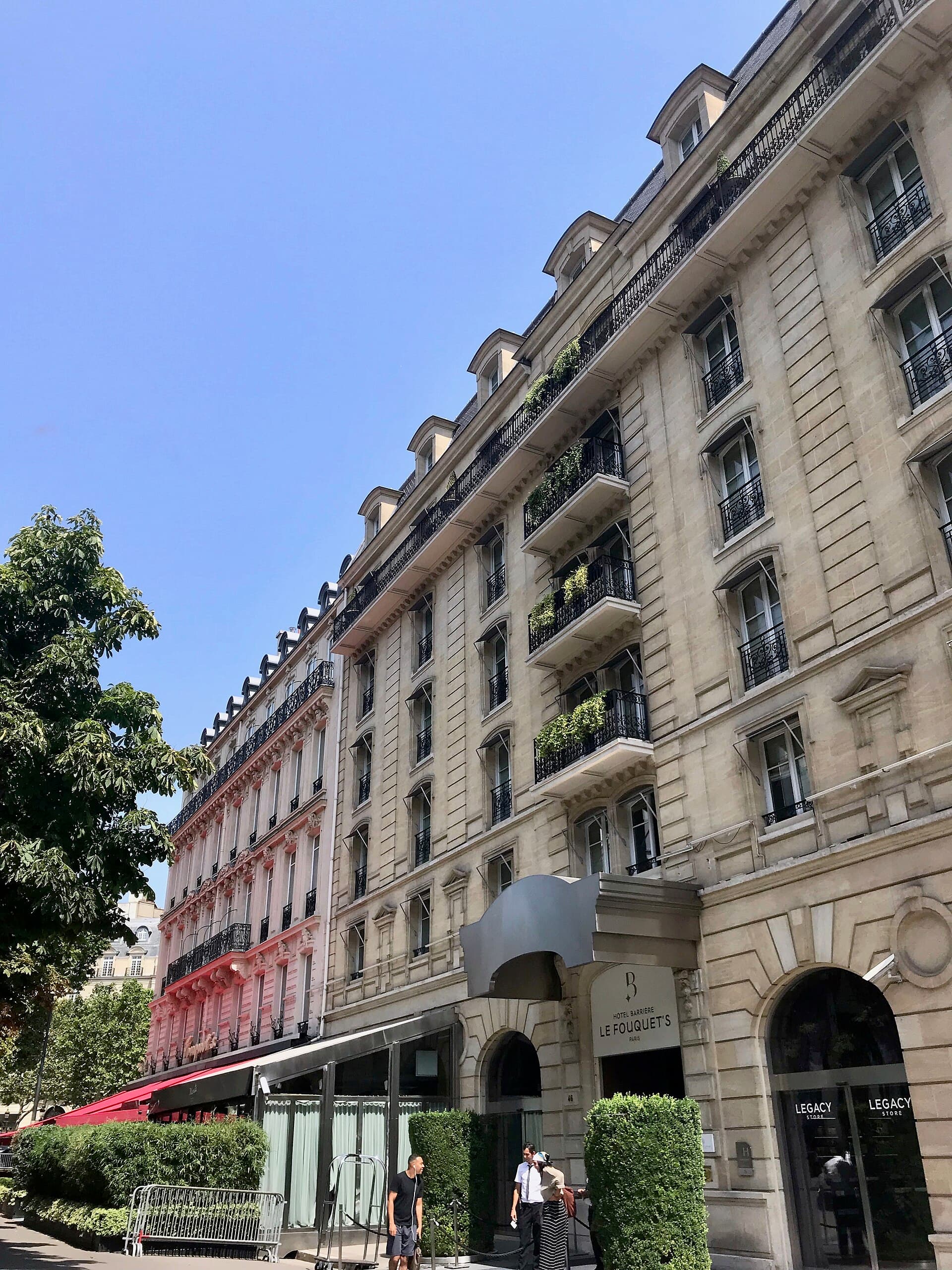 Hôtel Barrière Le Fouquet's (via Wikimedia Commons, CC BY-SA 4.0)