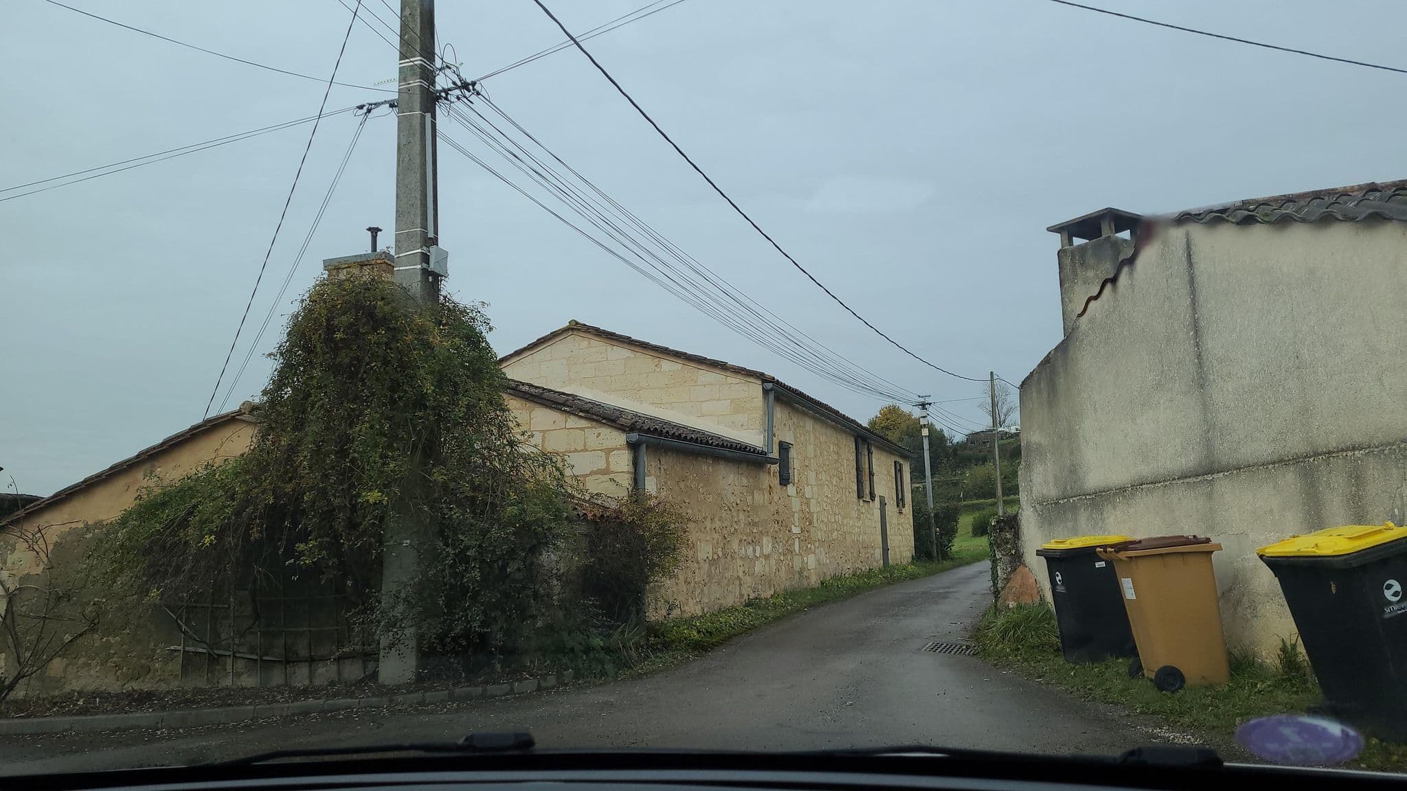 Street view near Gîte Des Cabanes, Bourg — © Kynthos33 (CC BY-SA · Mapillary)