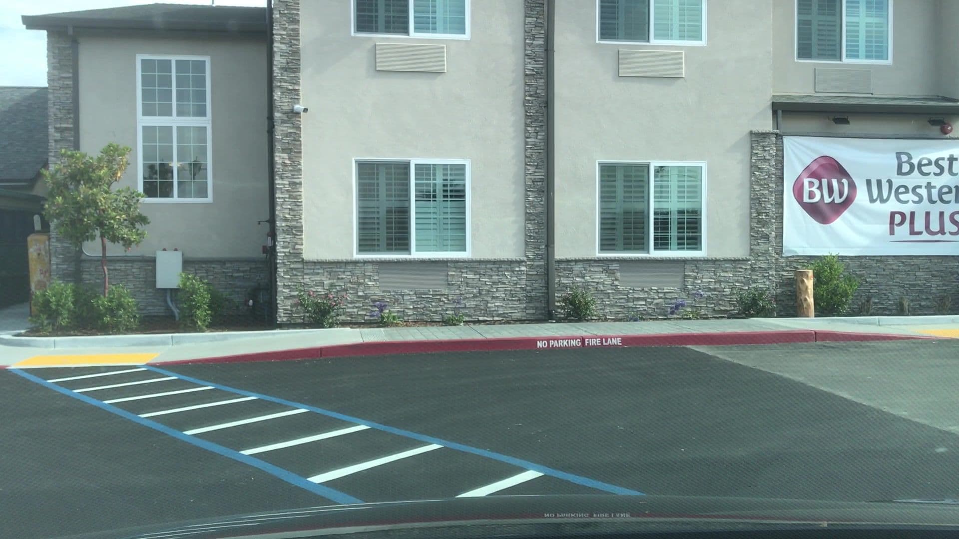Street view near Best Western Plus Cameron's Inn, Half Moon Bay — © lvl5 (CC BY-SA · Mapillary)