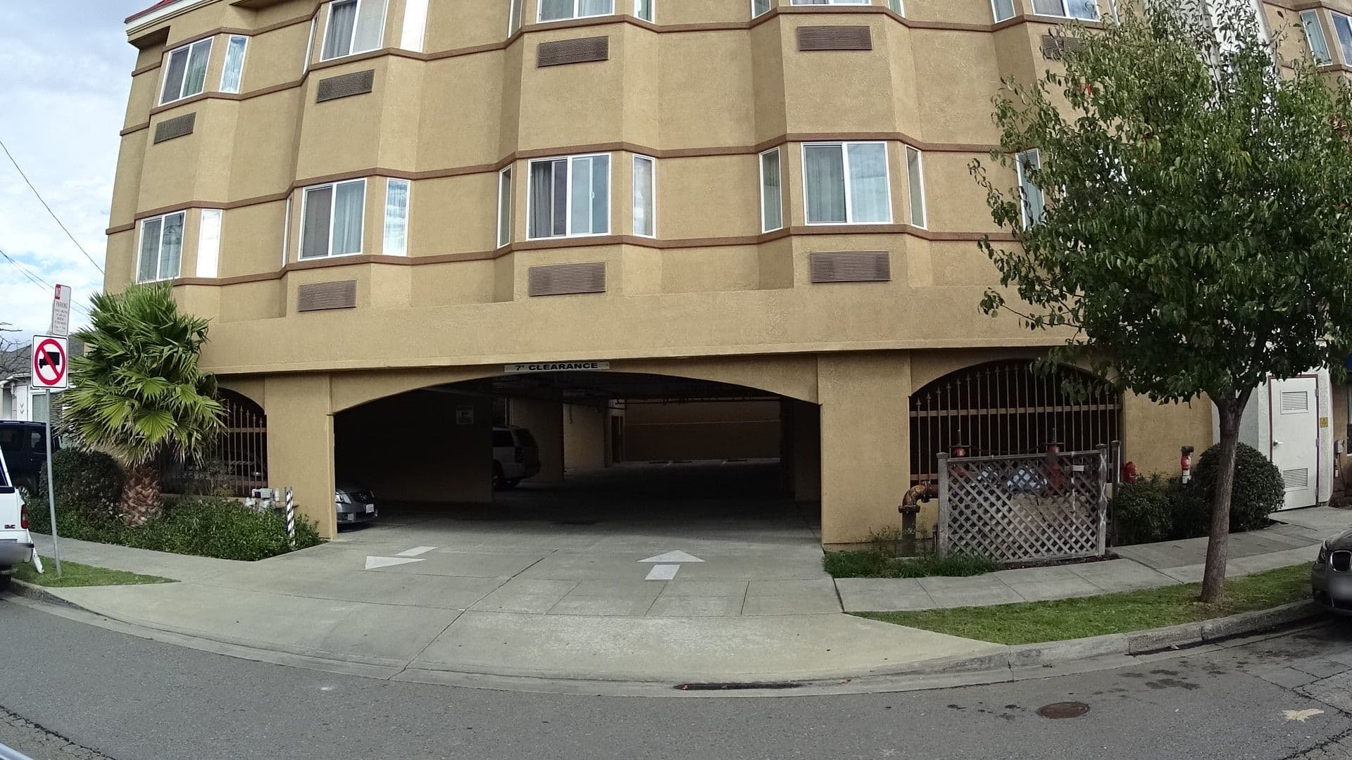 Street view near Comfort Inn & Suites, San Bruno — © bhousel (CC BY-SA · Mapillary)