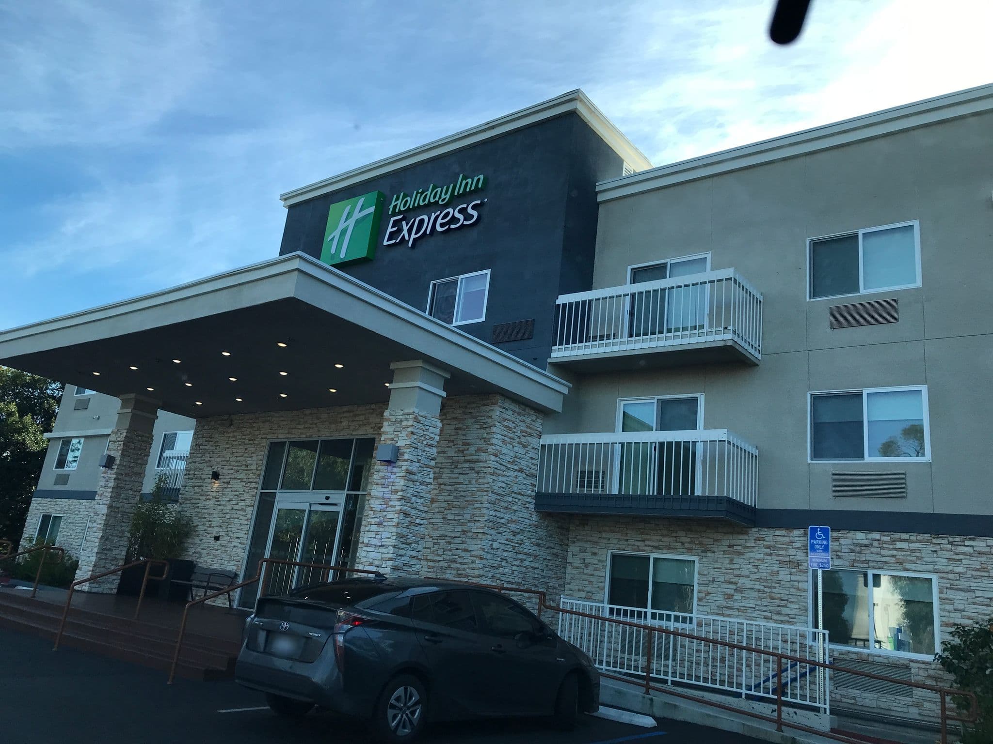 Street view near Sunnyvale Inn, Sunnyvale — © winsyc (CC BY-SA · Mapillary)