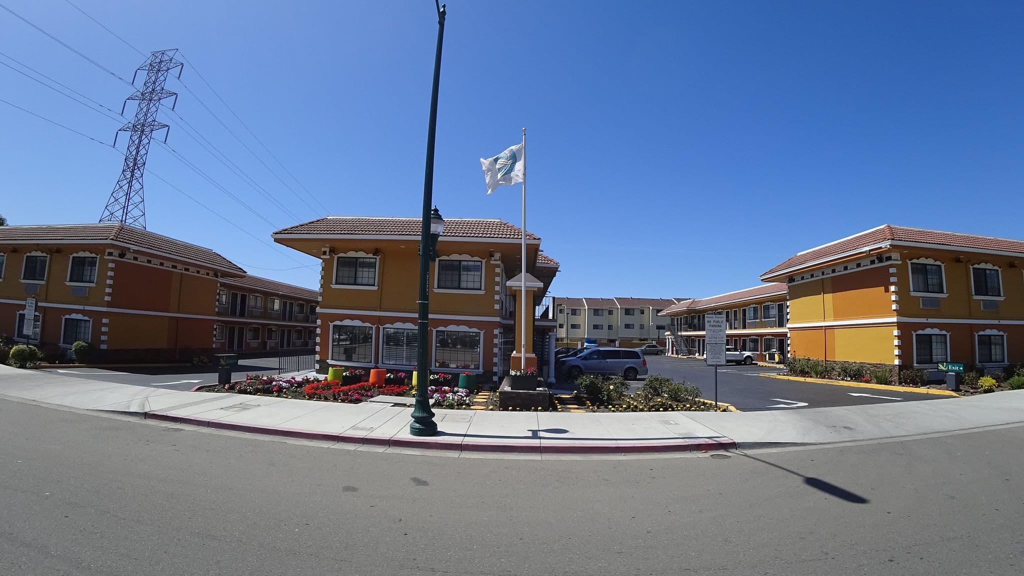 Street view near Comfort Inn Cal State East Bay, Hayward — © locontem (CC BY-SA · Mapillary)
